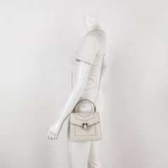 Bvlgari Serpenti Forever Kleine Leder-Umhängetasche mit Henkel oben in Weiß