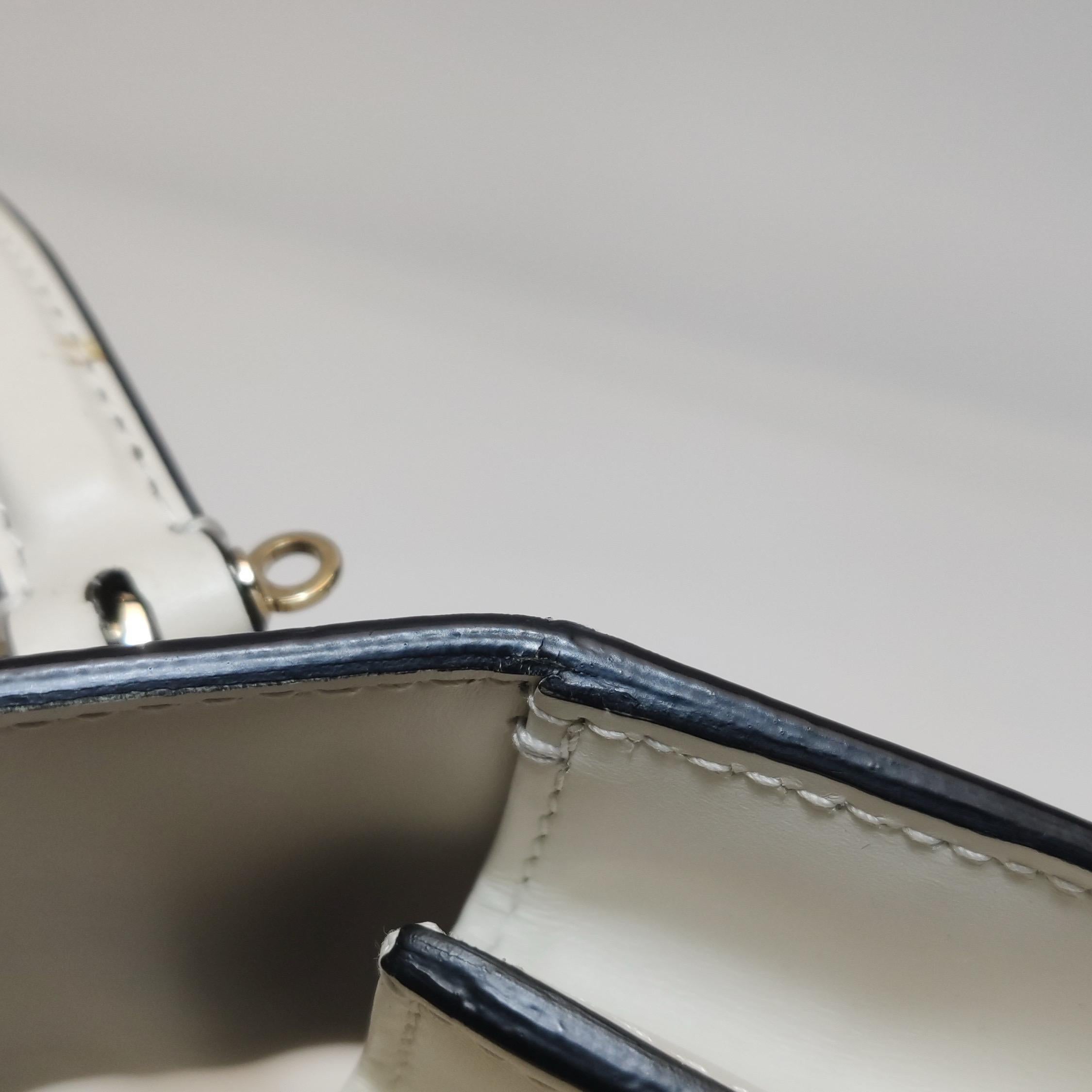Bvlgari Serpenti Forever petit sac à bandoulière en cuir blanc à poignée supérieure en vente 15