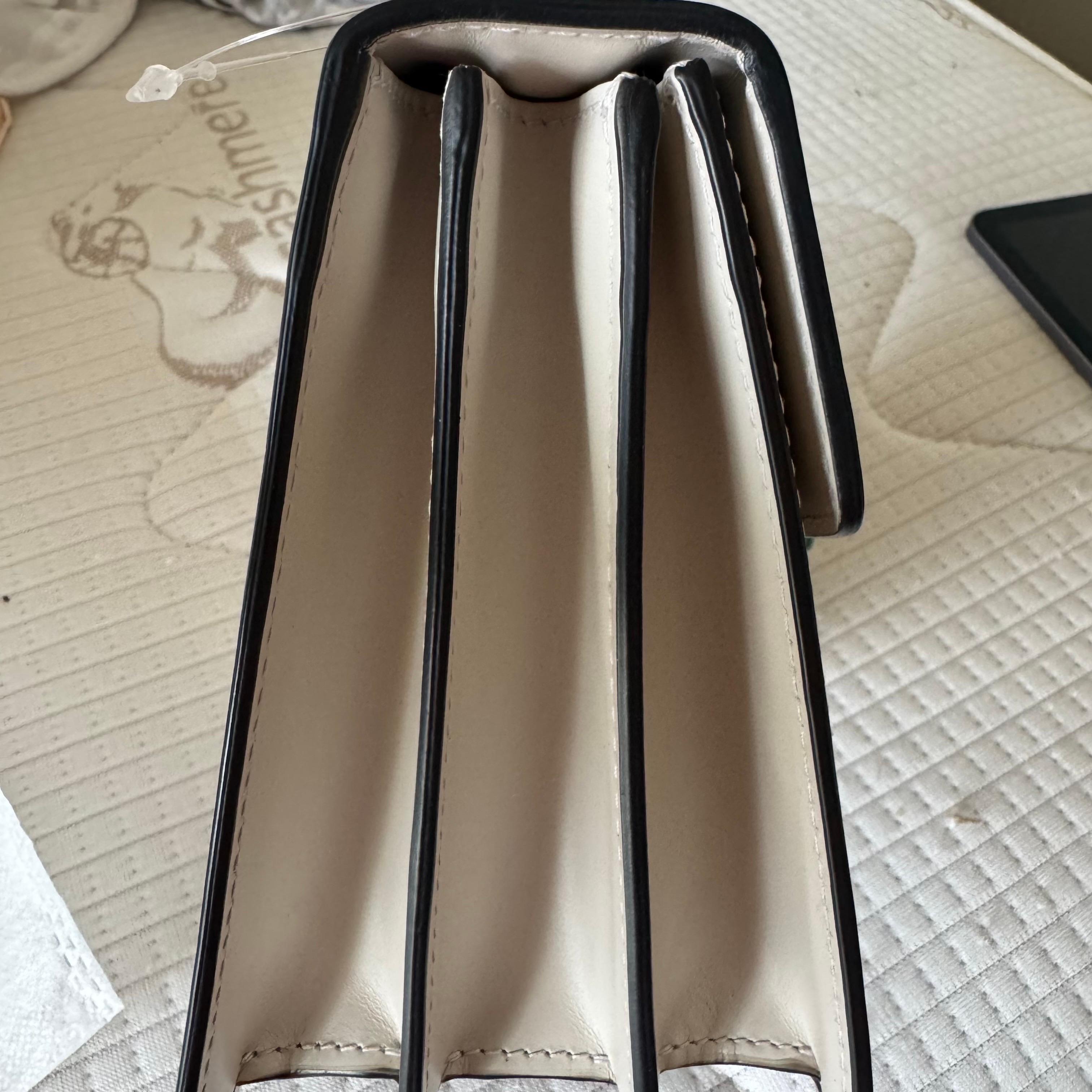 Bvlgari Serpenti Forever petit sac à bandoulière en cuir blanc à poignée supérieure en vente 15