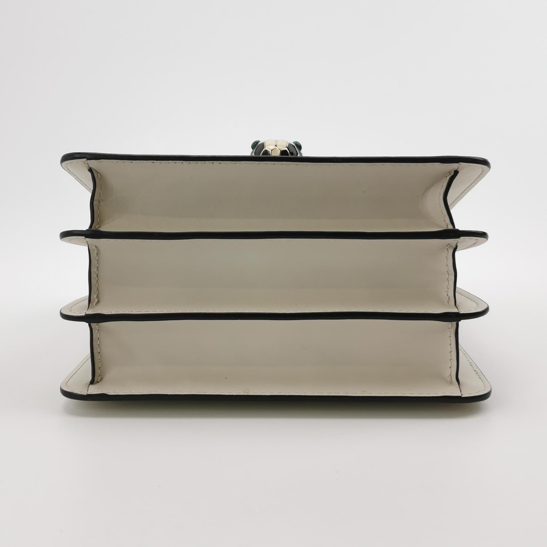 Gris Bvlgari Serpenti Forever petit sac à bandoulière en cuir blanc à poignée supérieure en vente