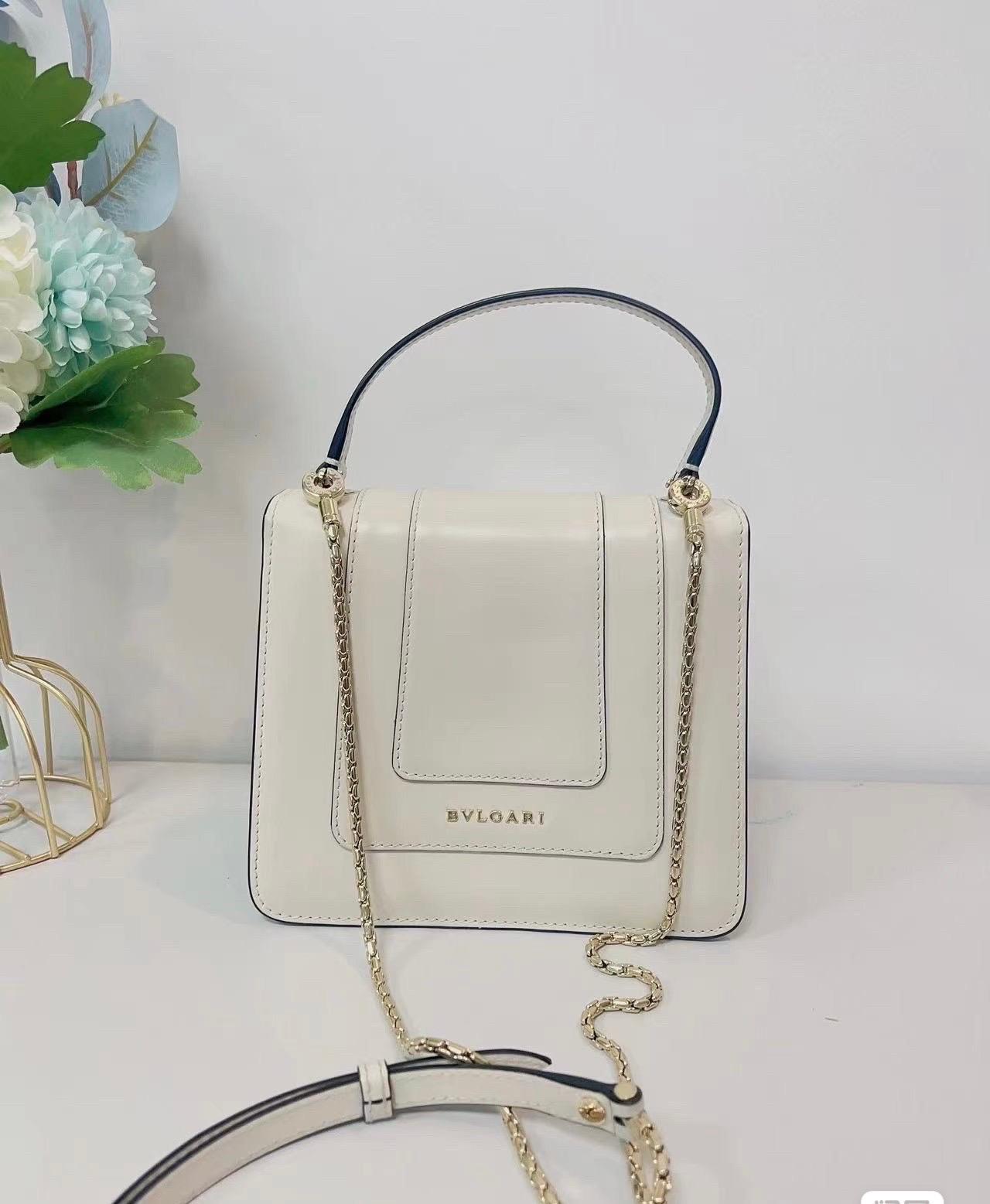 Gris Bvlgari Serpenti Forever petit sac à bandoulière en cuir blanc à poignée supérieure en vente