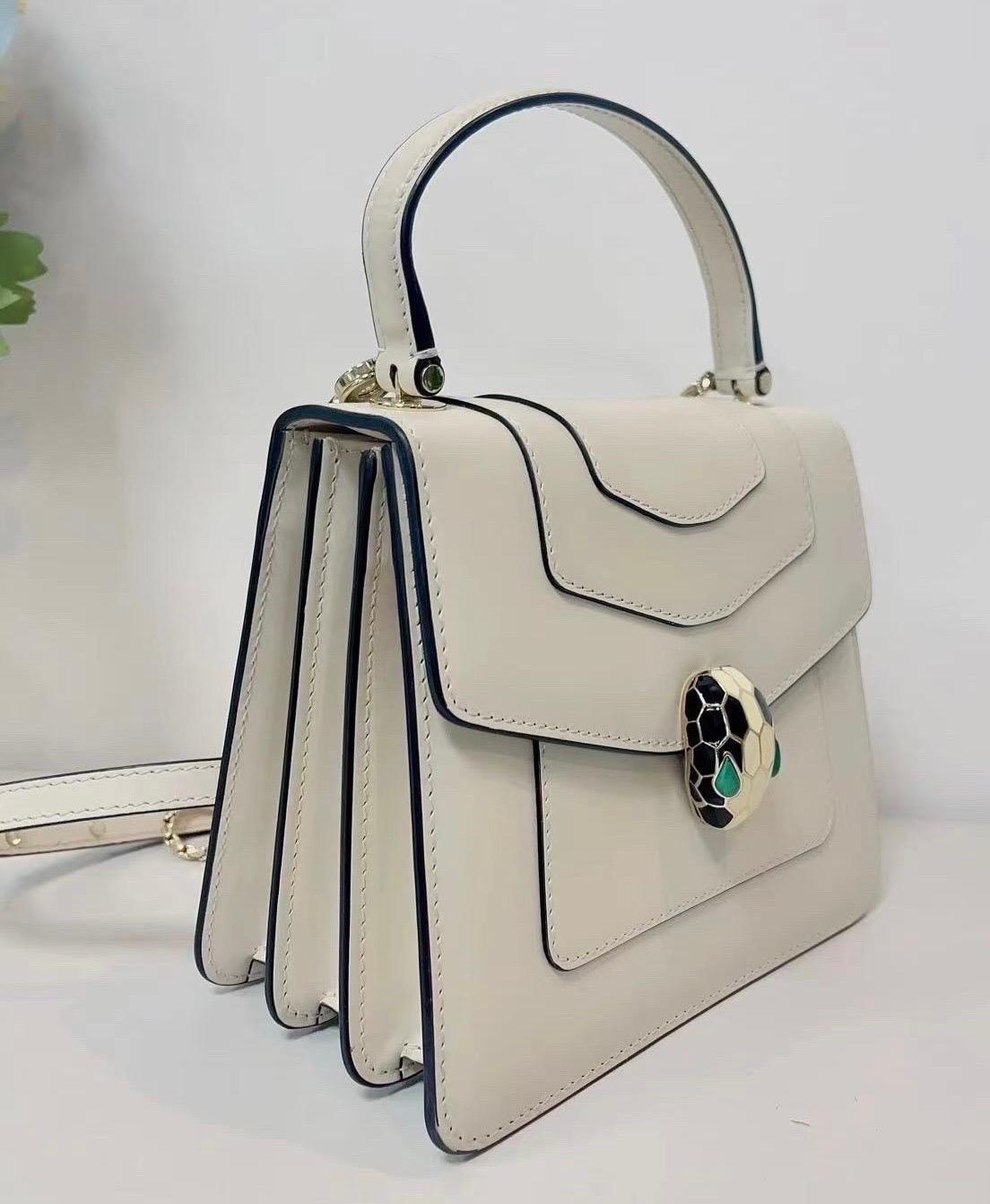 Bvlgari Serpenti Forever petit sac à bandoulière en cuir blanc à poignée supérieure Excellent état - En vente à AUBERVILLIERS, FR