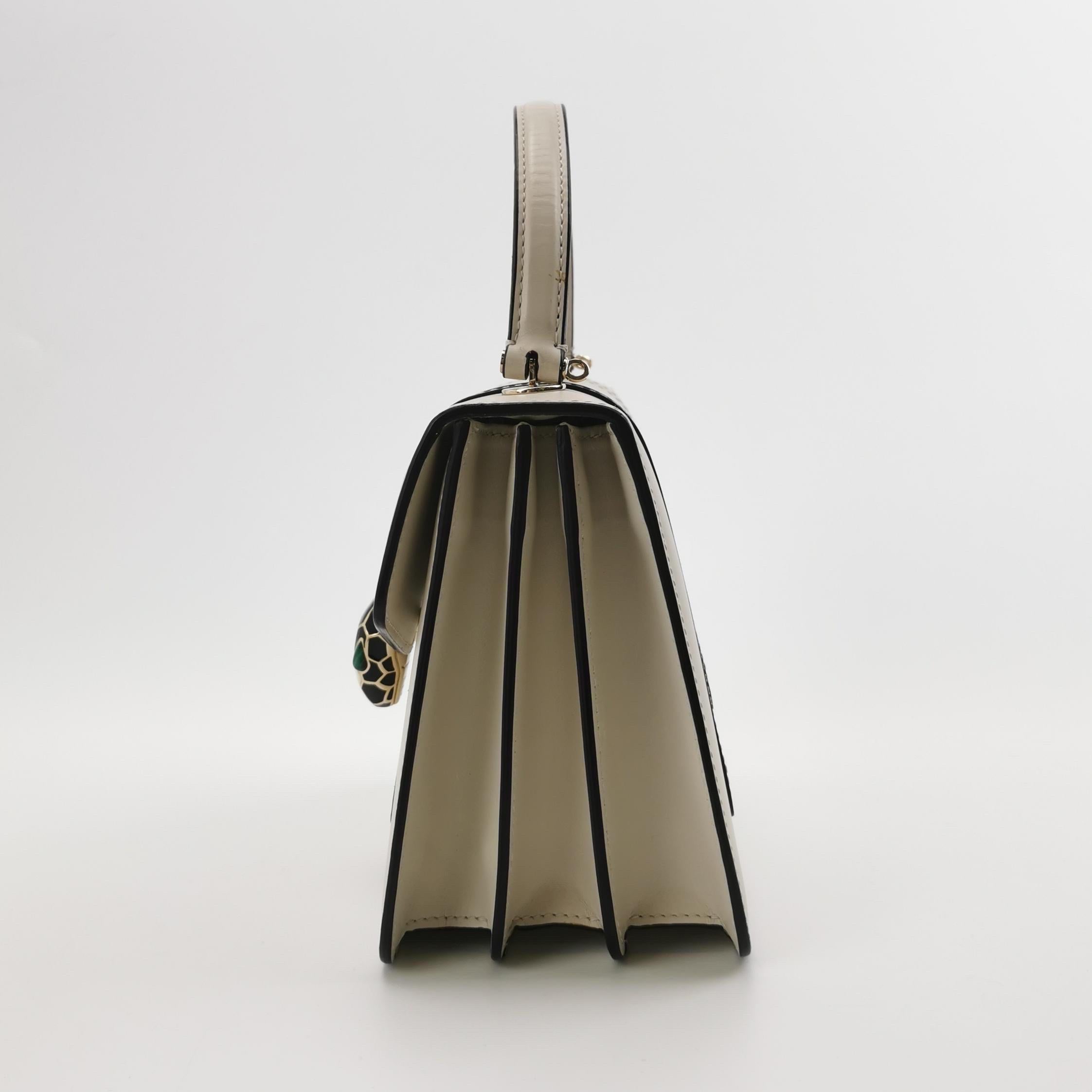Bvlgari Serpenti Forever petit sac à bandoulière en cuir blanc à poignée supérieure Pour femmes en vente