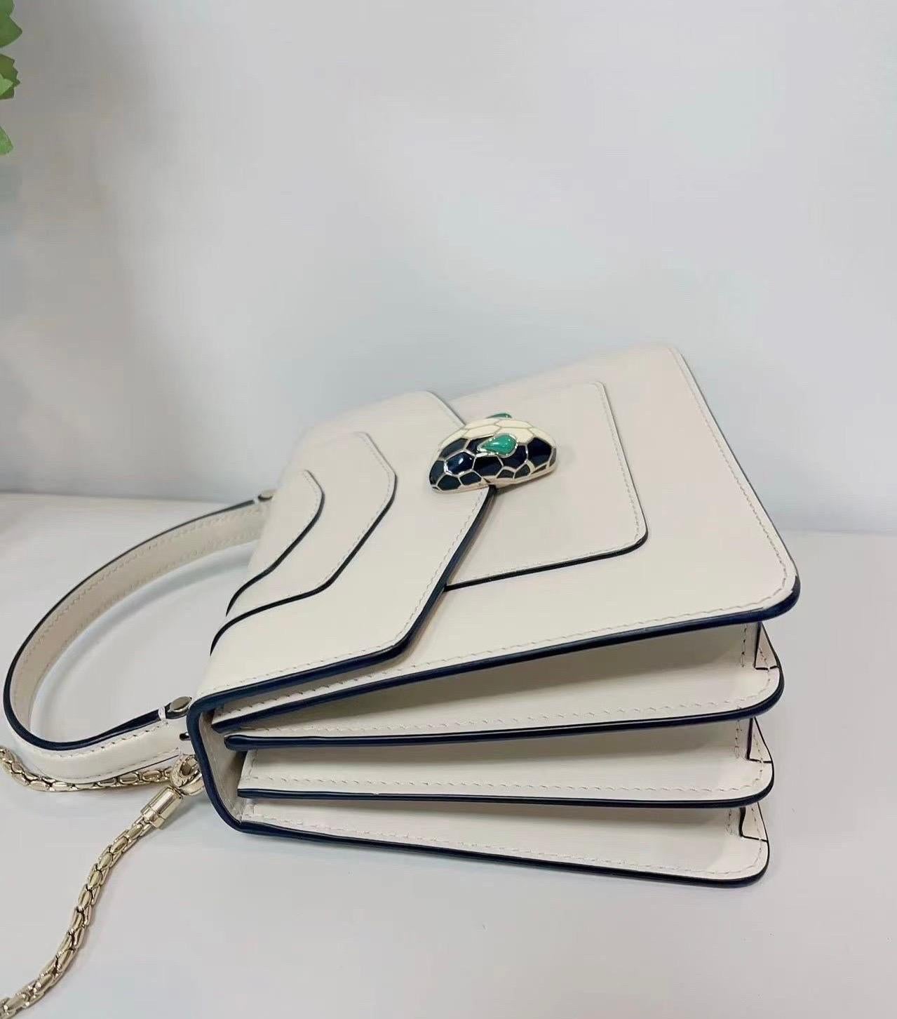 Bvlgari Serpenti Forever petit sac à bandoulière en cuir blanc à poignée supérieure Pour femmes en vente