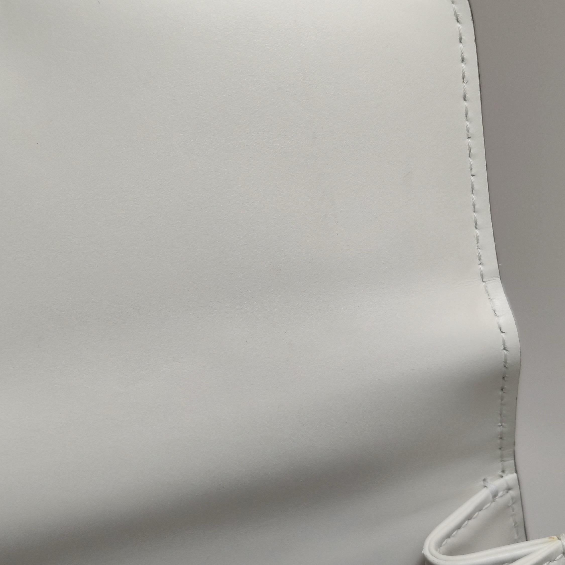 Bvlgari Serpenti Forever petit sac à bandoulière en cuir blanc à poignée supérieure en vente 1