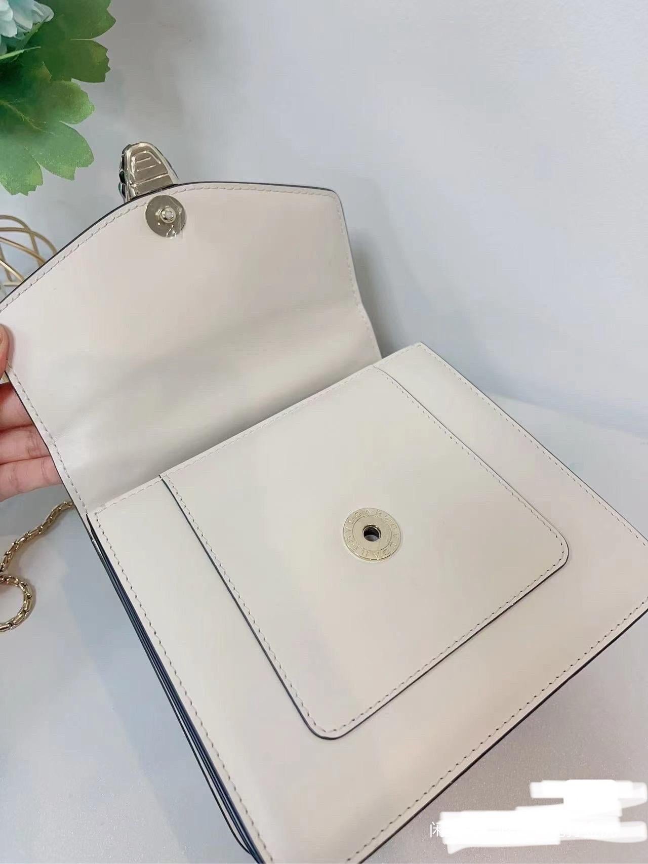 Bvlgari Serpenti Forever petit sac à bandoulière en cuir blanc à poignée supérieure en vente 1