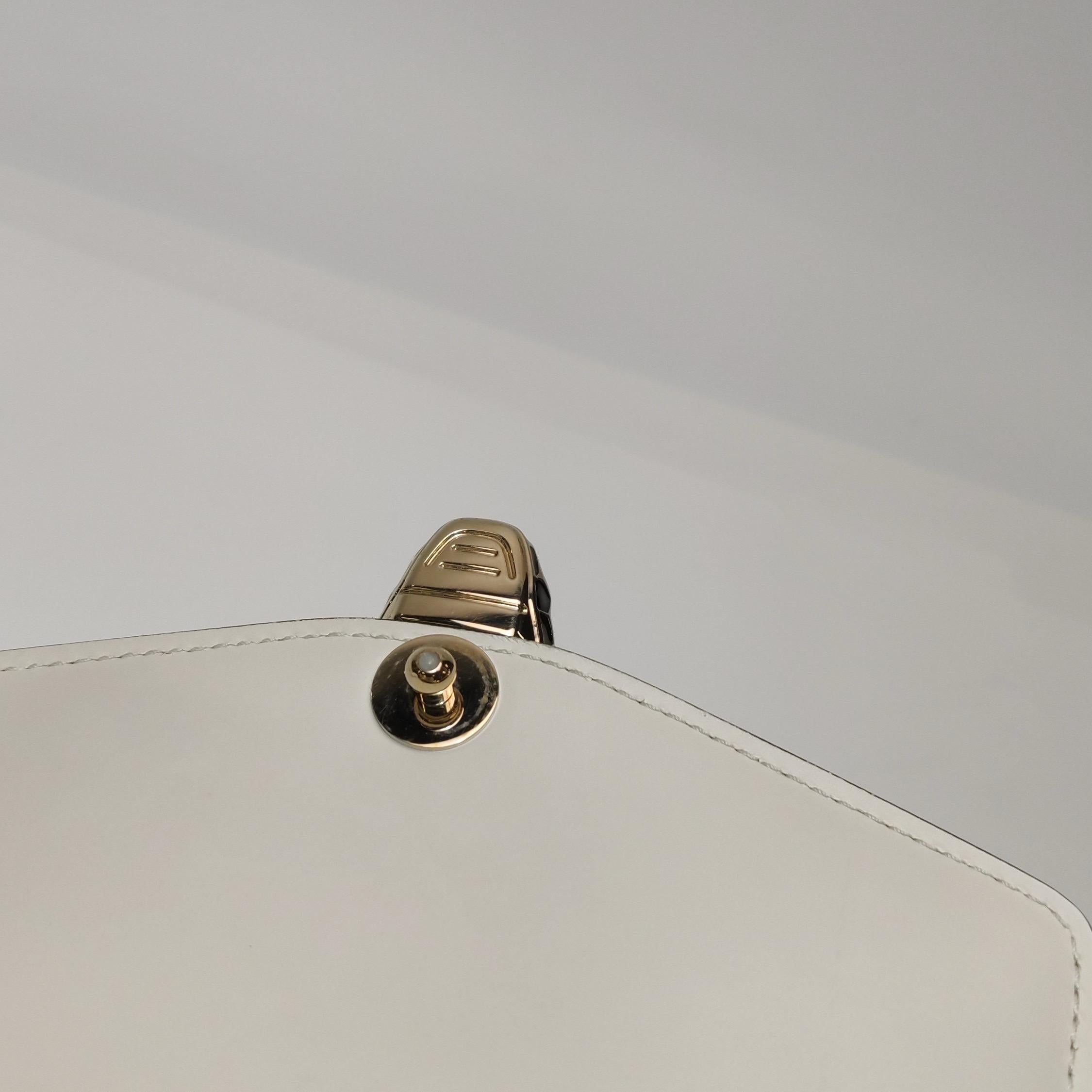 Bvlgari Serpenti Forever petit sac à bandoulière en cuir blanc à poignée supérieure en vente 2
