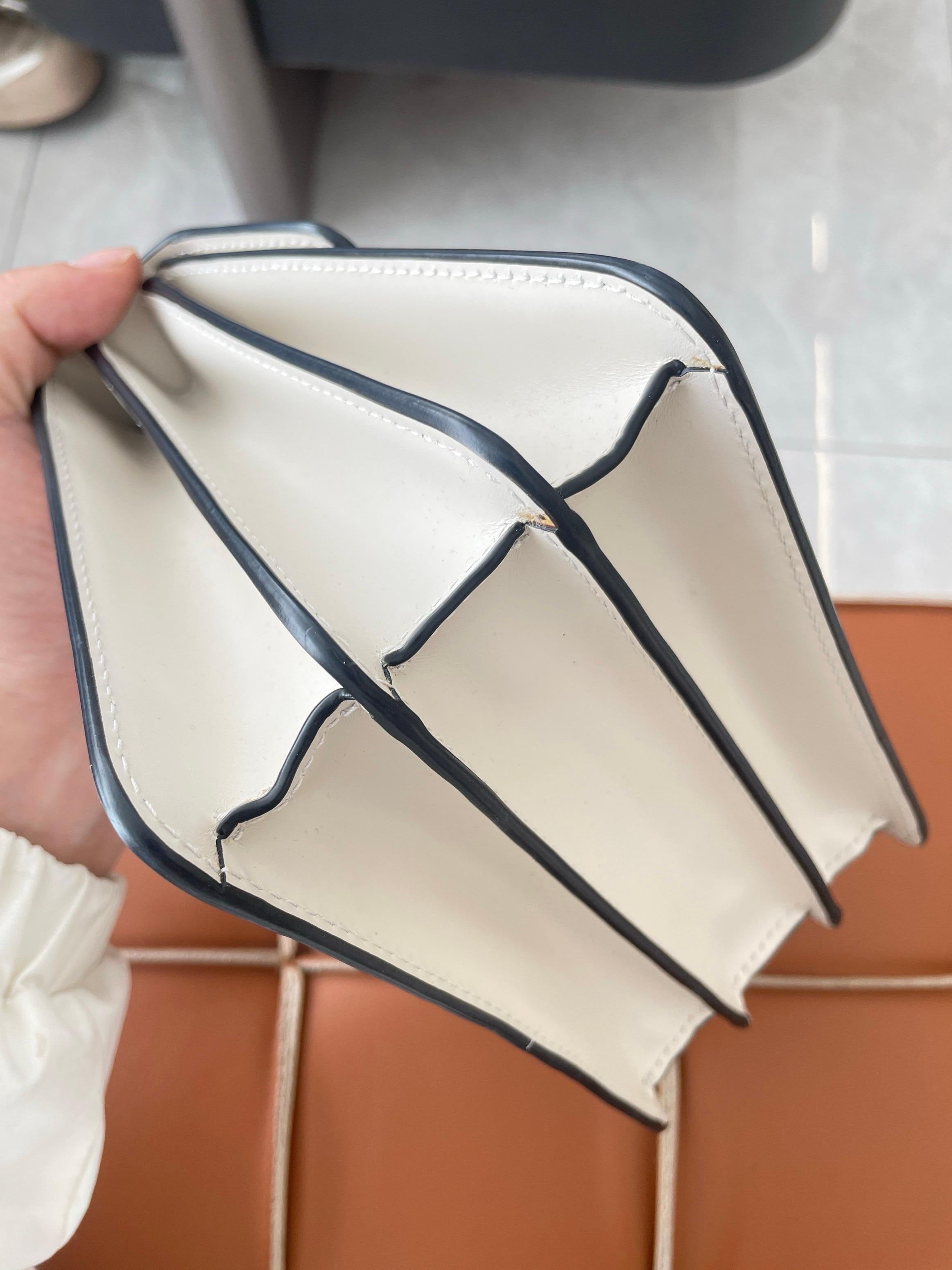Bvlgari Serpenti Forever petit sac à bandoulière en cuir blanc à poignée supérieure en vente 2