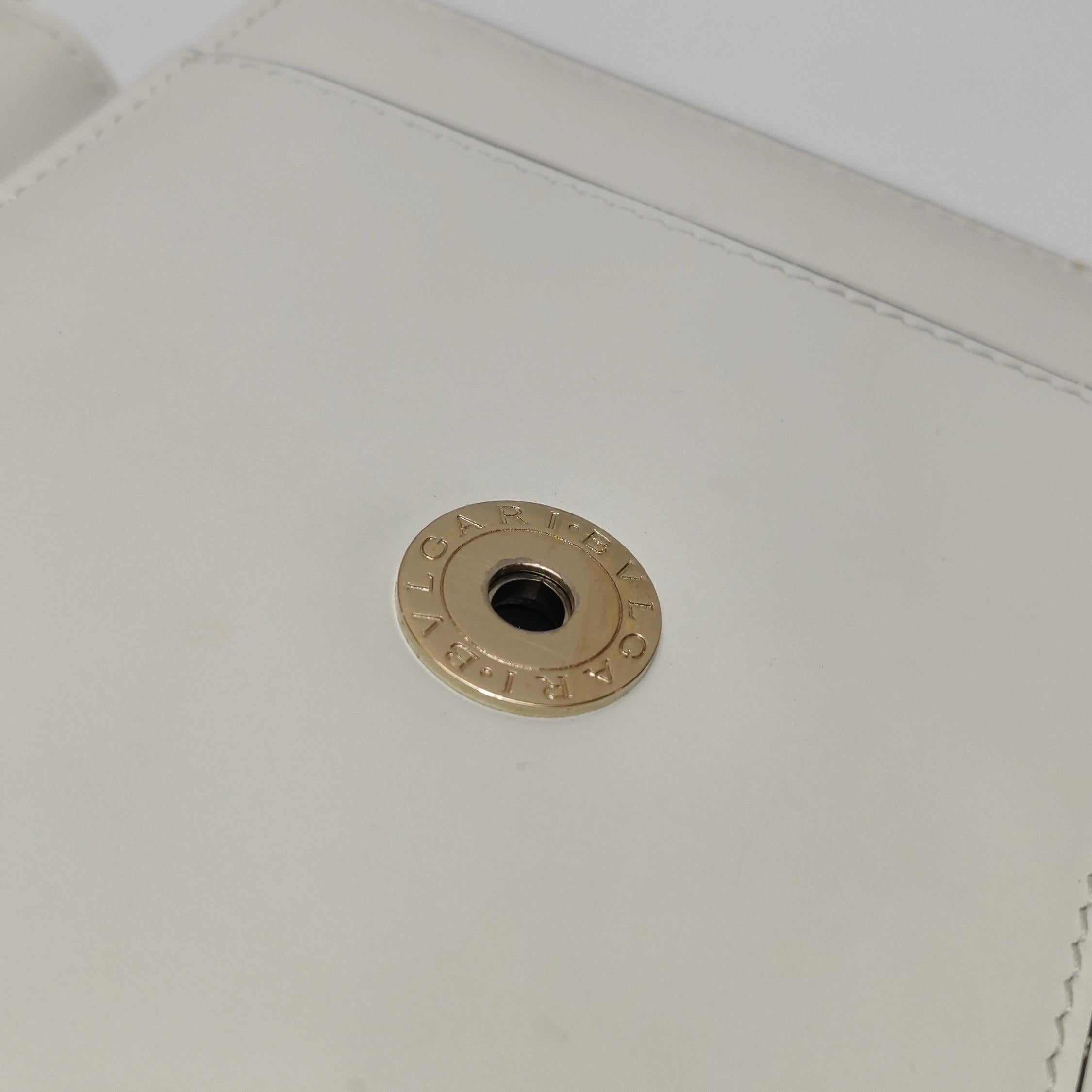 Bvlgari Serpenti Forever petit sac à bandoulière en cuir blanc à poignée supérieure en vente 3