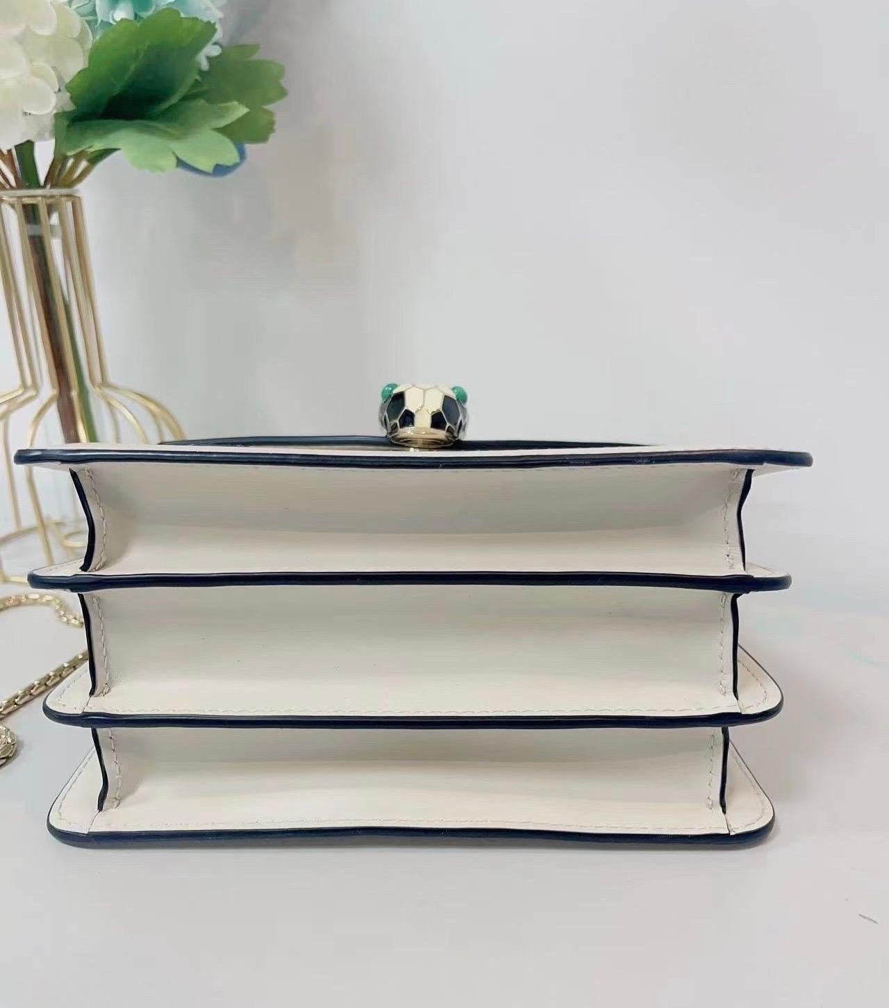 Bvlgari Serpenti Forever petit sac à bandoulière en cuir blanc à poignée supérieure en vente 3
