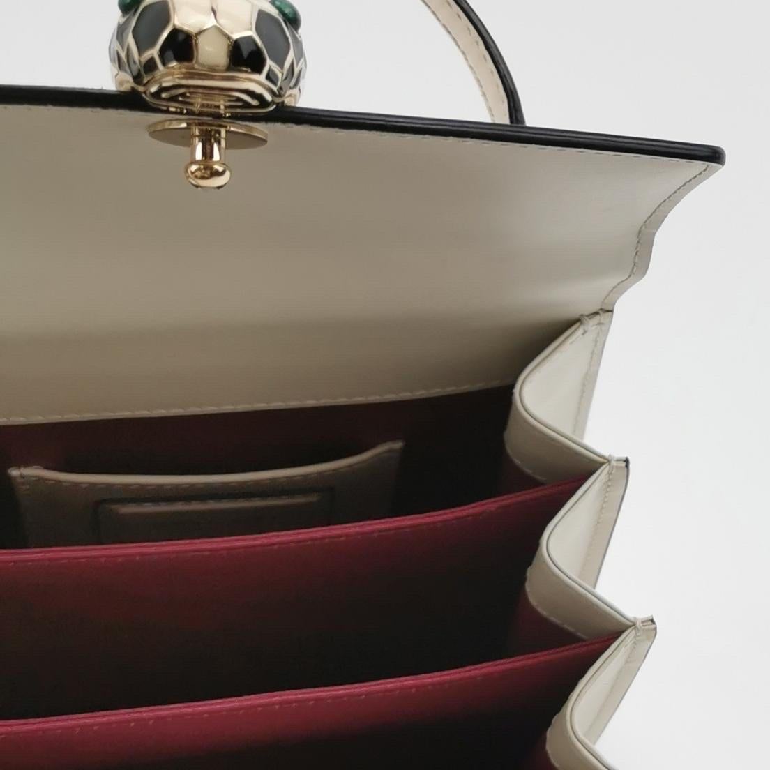 Bvlgari Serpenti Forever petit sac à bandoulière en cuir blanc à poignée supérieure en vente 4