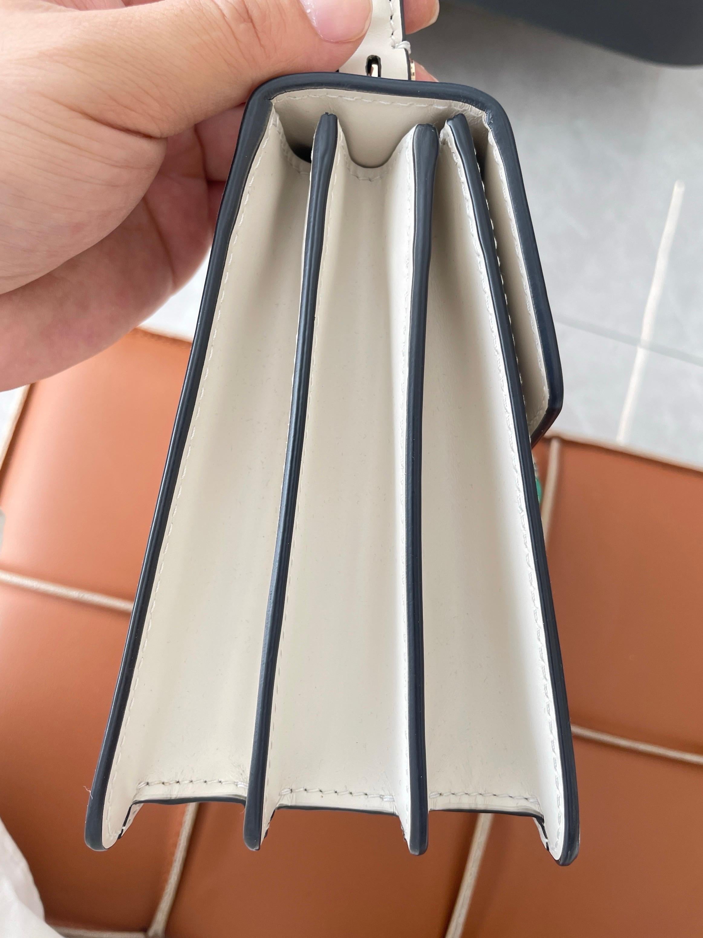 Bvlgari Serpenti Forever petit sac à bandoulière en cuir blanc à poignée supérieure en vente 4