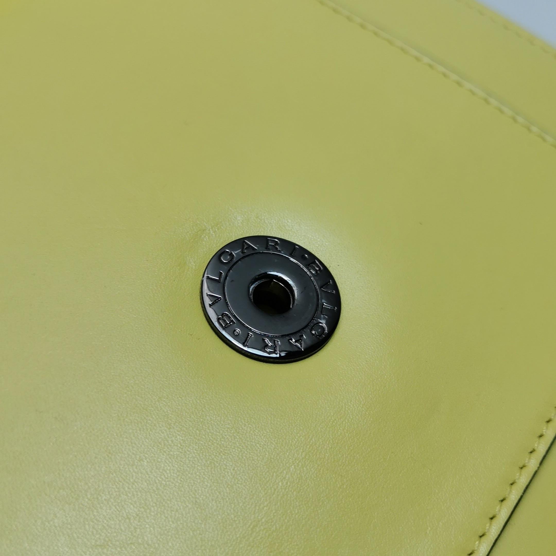 Bvlgari Serpenti Forever petit sac à bandoulière en cuir jaune à poignée supérieure en vente 5