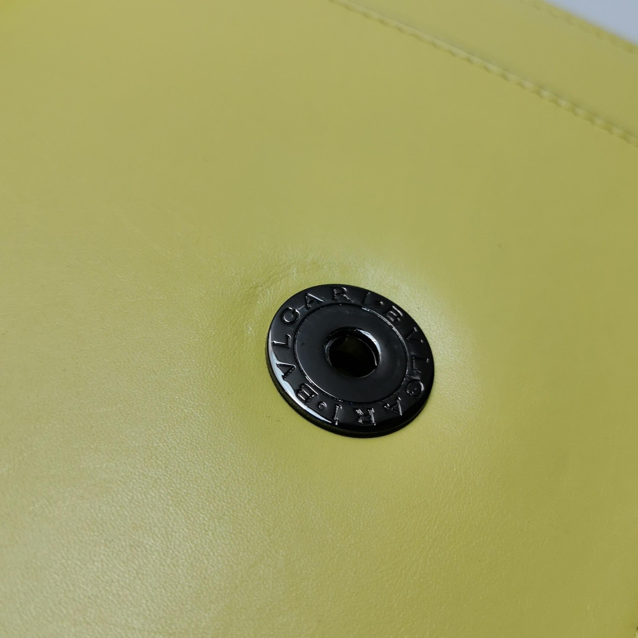Bvlgari Serpenti Forever petit sac à bandoulière en cuir jaune à poignée supérieure en vente 6