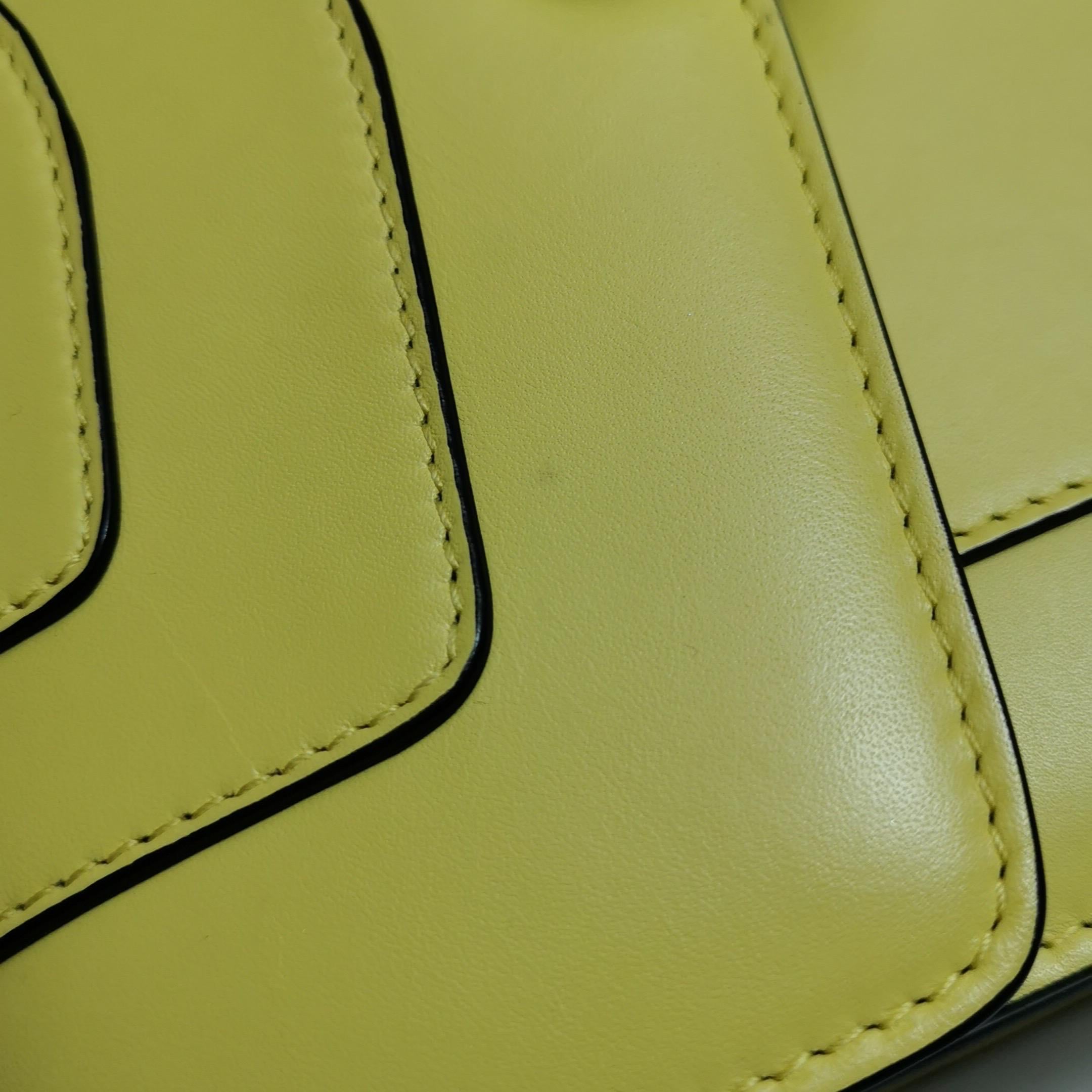 Bvlgari Serpenti Forever petit sac à bandoulière en cuir jaune à poignée supérieure en vente 7