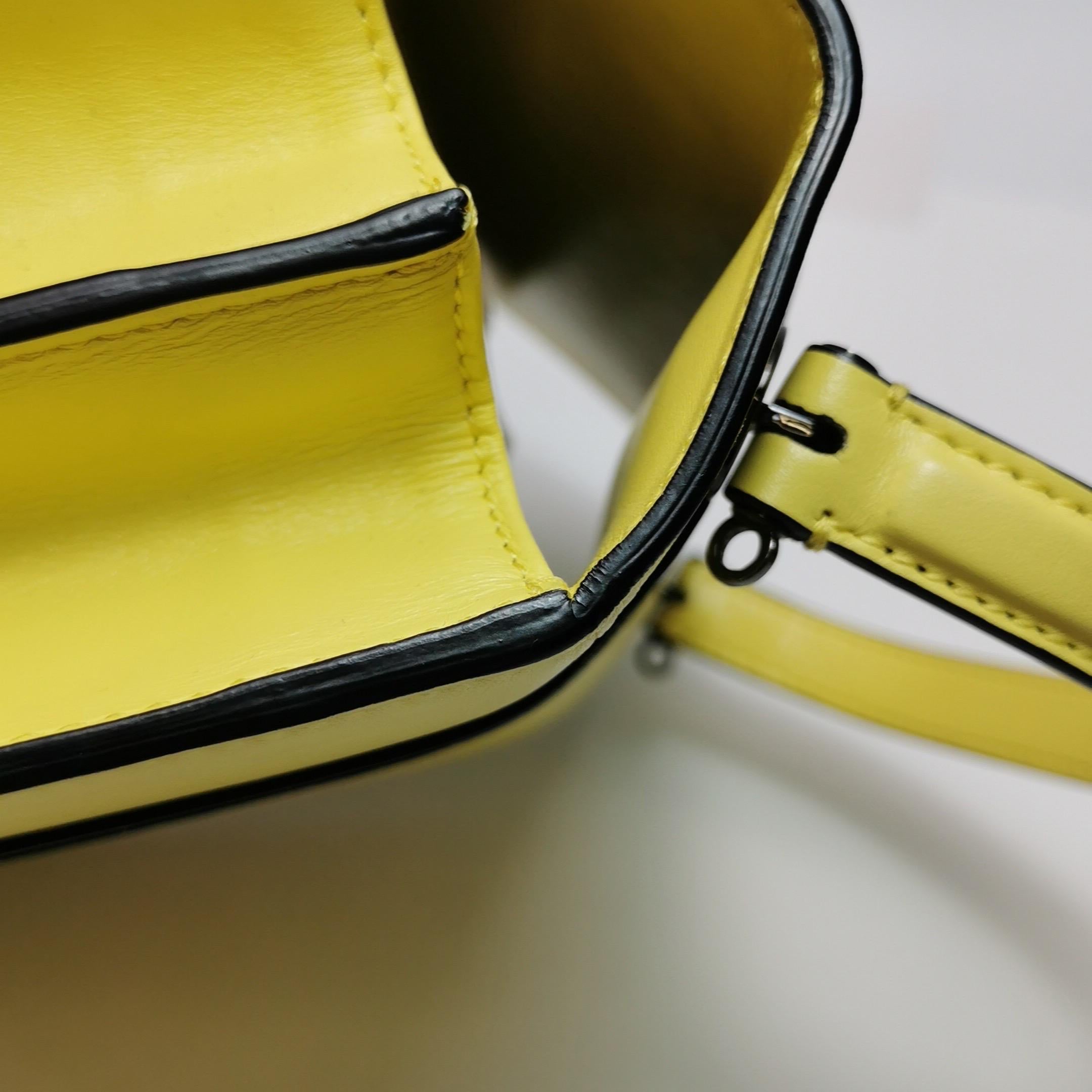 Bvlgari Serpenti Forever petit sac à bandoulière en cuir jaune à poignée supérieure en vente 8
