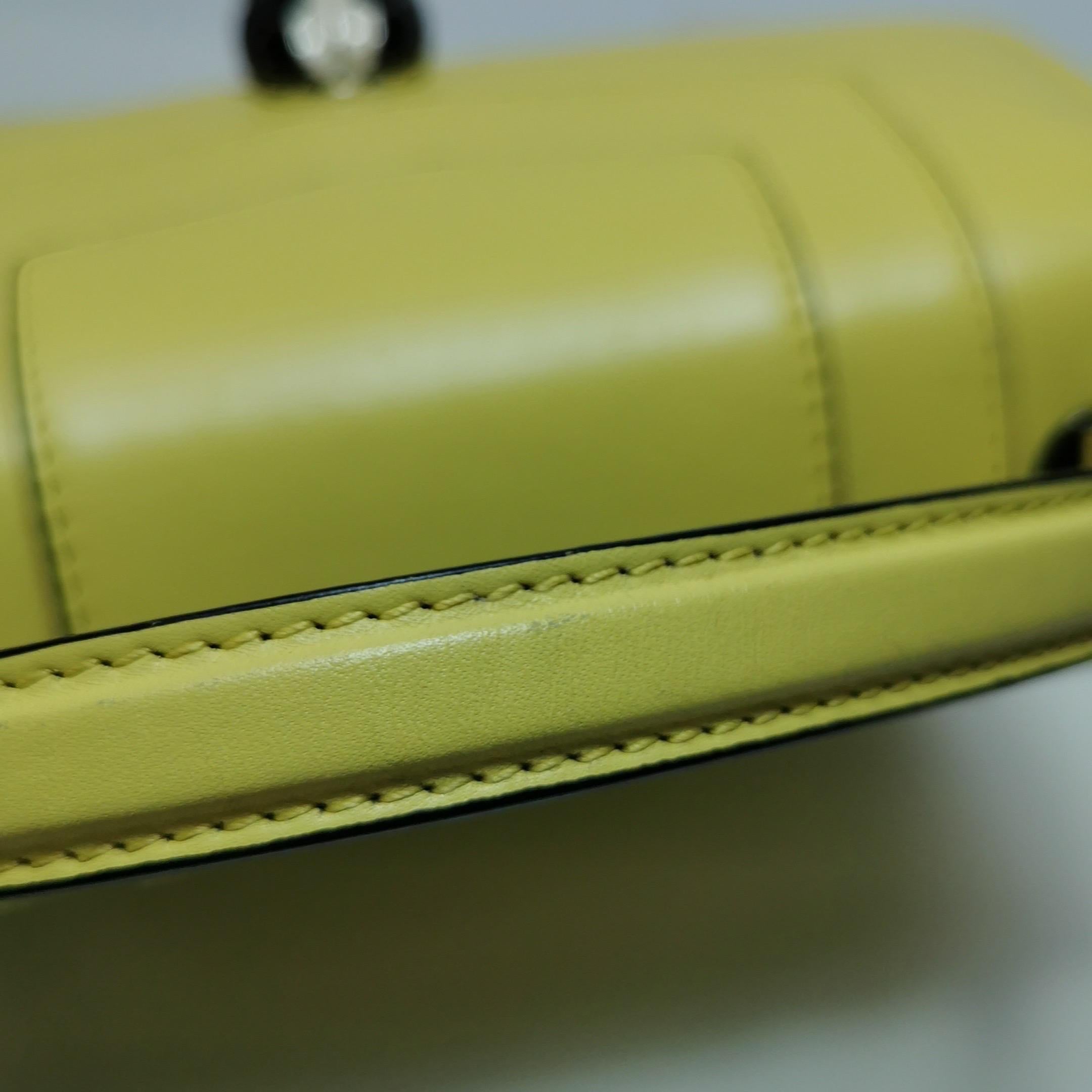 Bvlgari Serpenti Forever petit sac à bandoulière en cuir jaune à poignée supérieure en vente 9