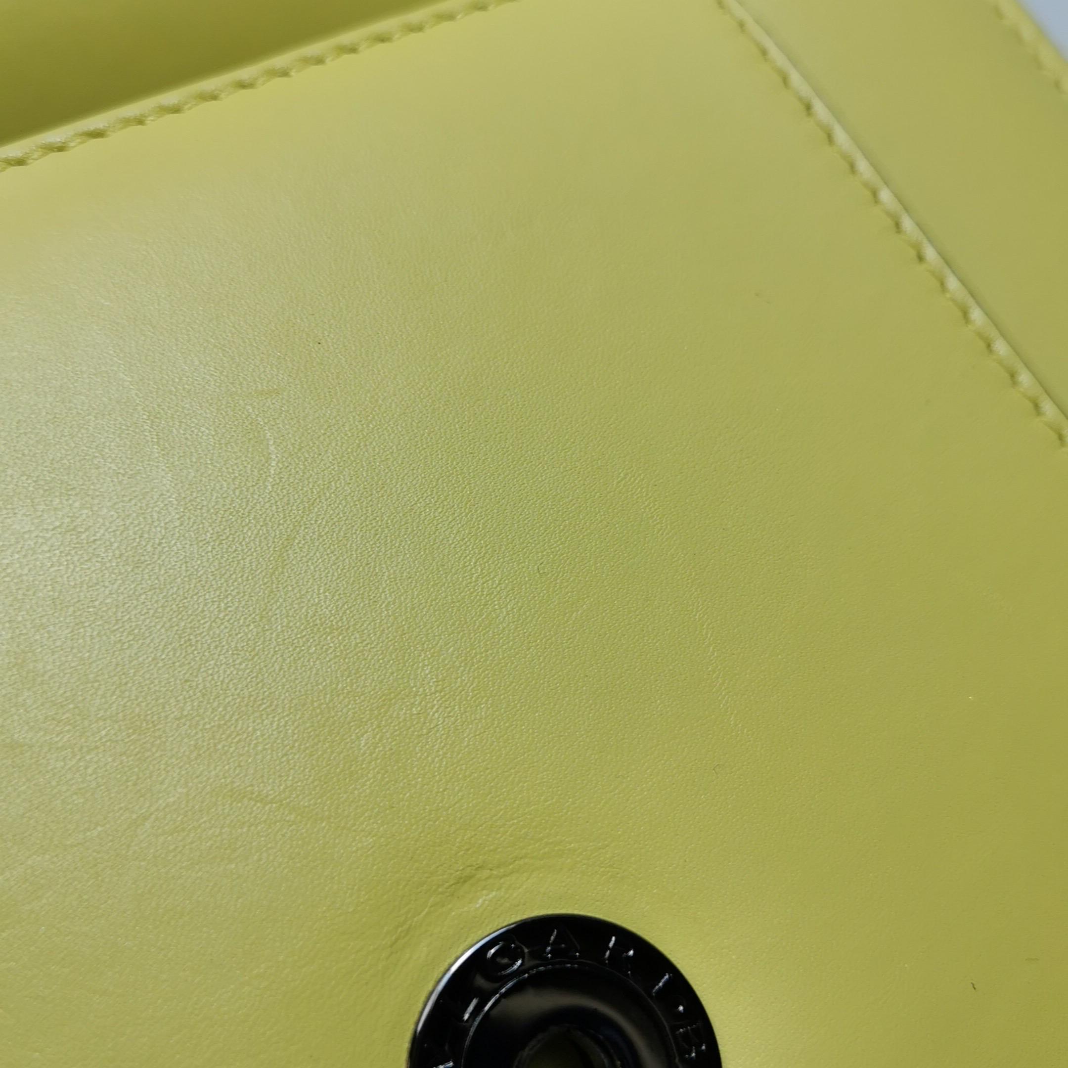 Bvlgari Serpenti Forever petit sac à bandoulière en cuir jaune à poignée supérieure en vente 10