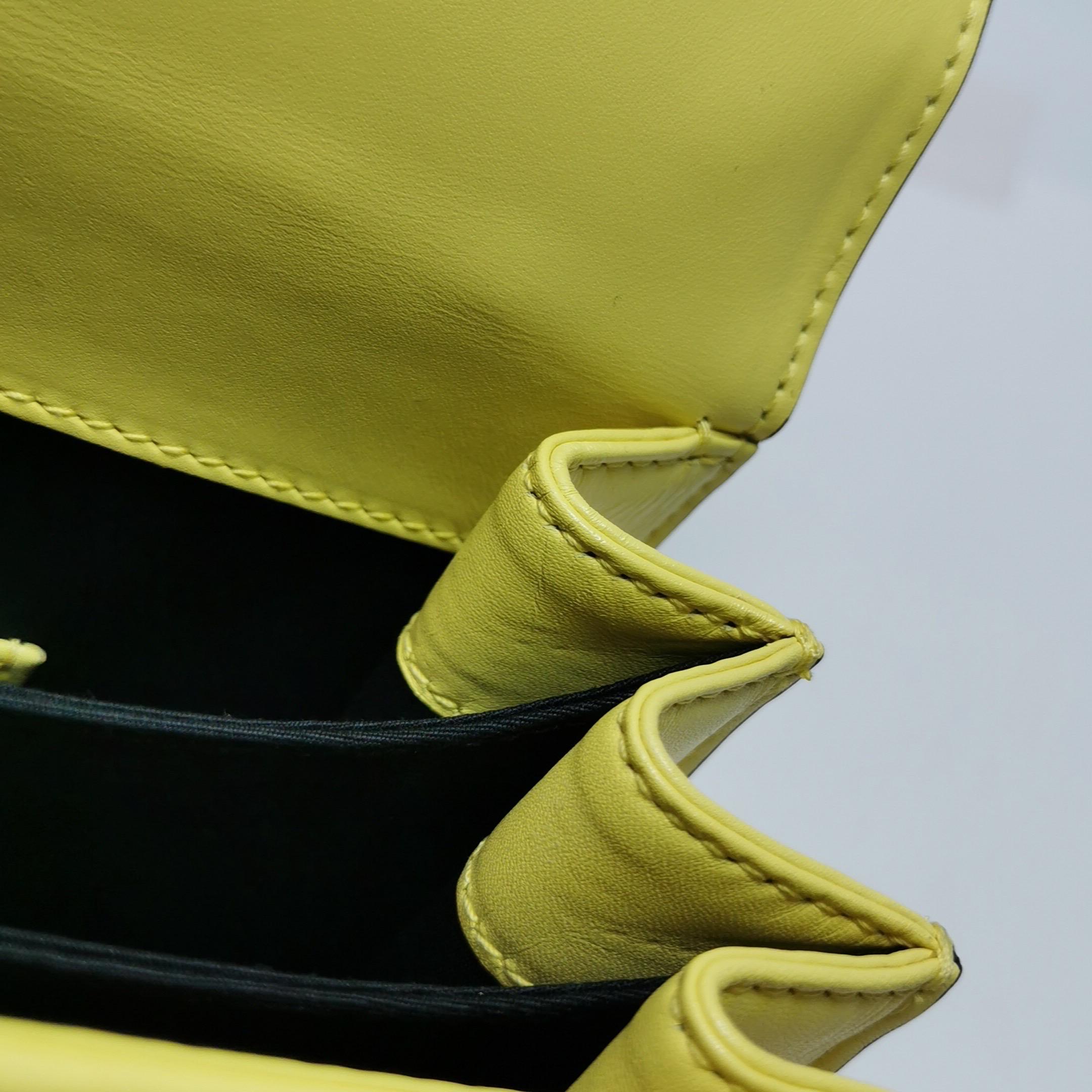 Bvlgari Serpenti Forever petit sac à bandoulière en cuir jaune à poignée supérieure en vente 11