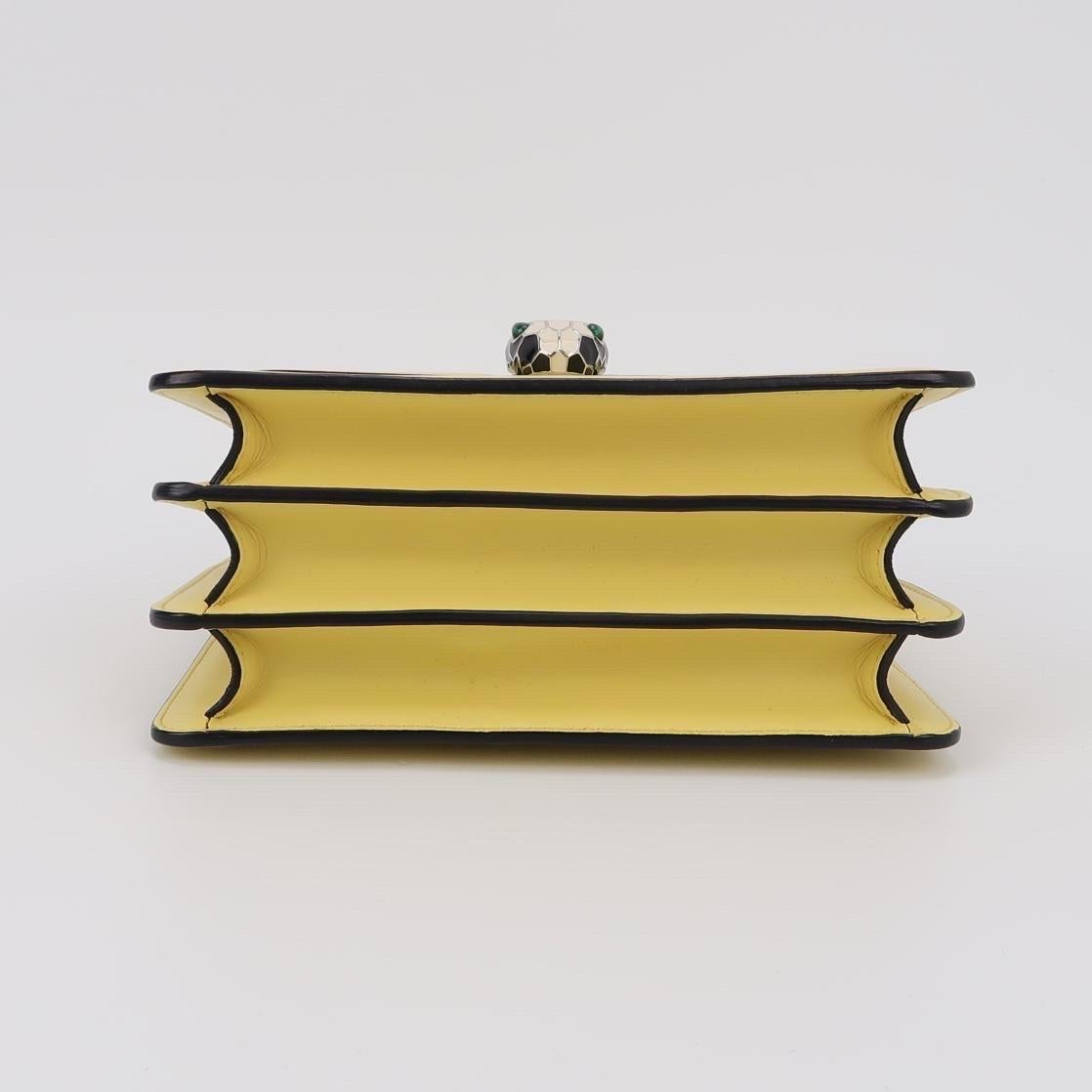 Beige Bvlgari Serpenti Forever petit sac à bandoulière en cuir jaune à poignée supérieure en vente