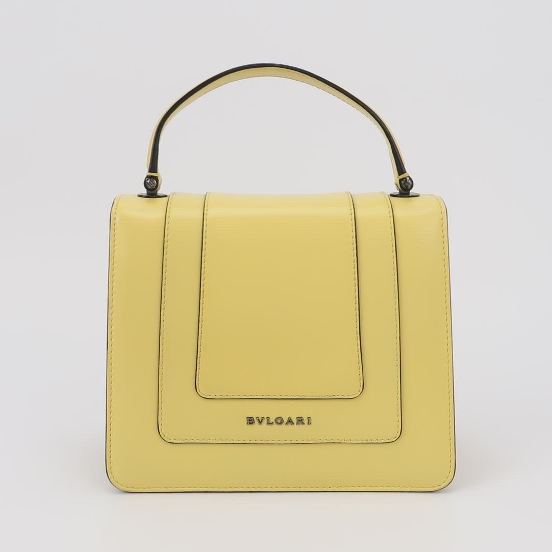 Bvlgari Serpenti Forever petit sac à bandoulière en cuir jaune à poignée supérieure Excellent état - En vente à AUBERVILLIERS, FR