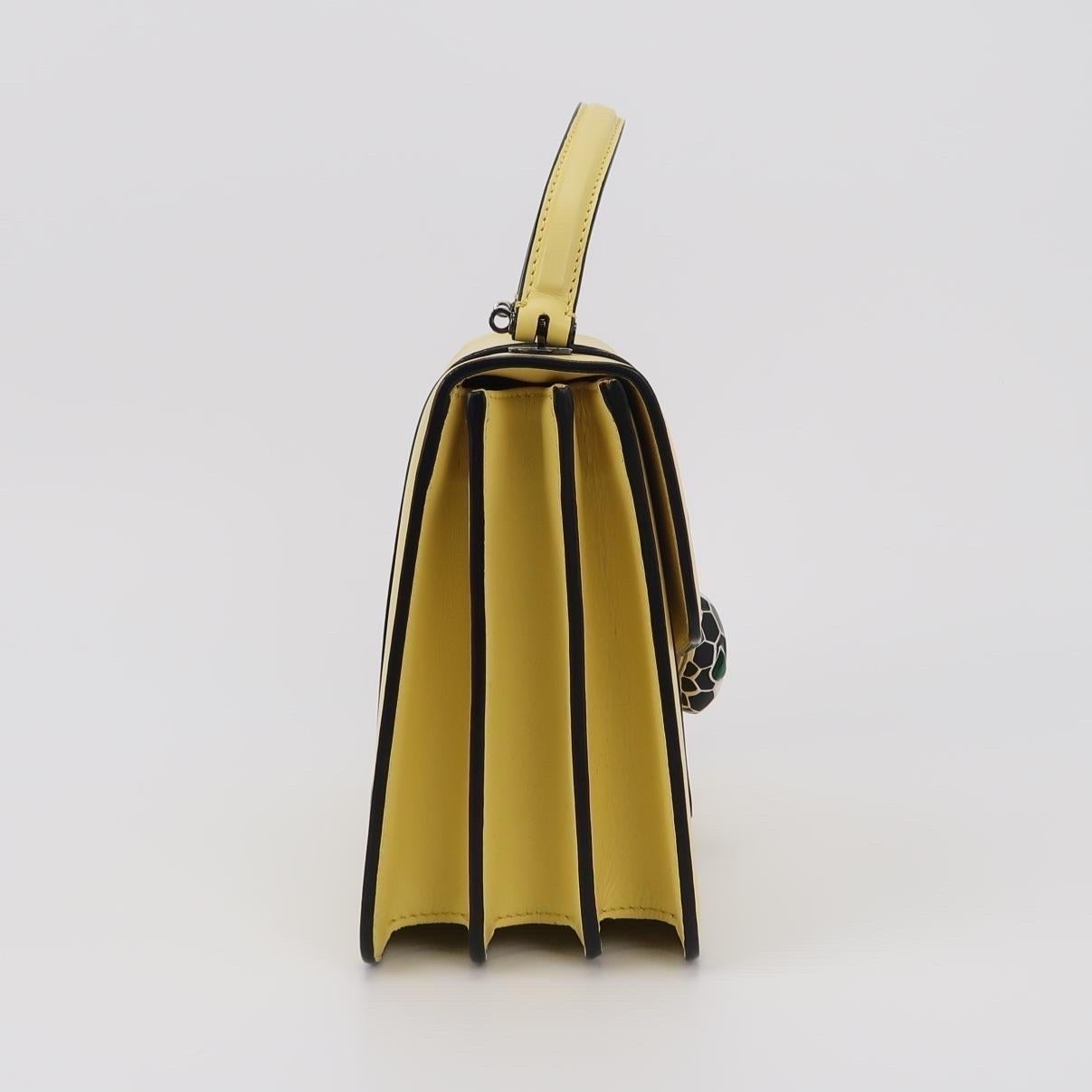 Bvlgari Serpenti Forever petit sac à bandoulière en cuir jaune à poignée supérieure Pour femmes en vente