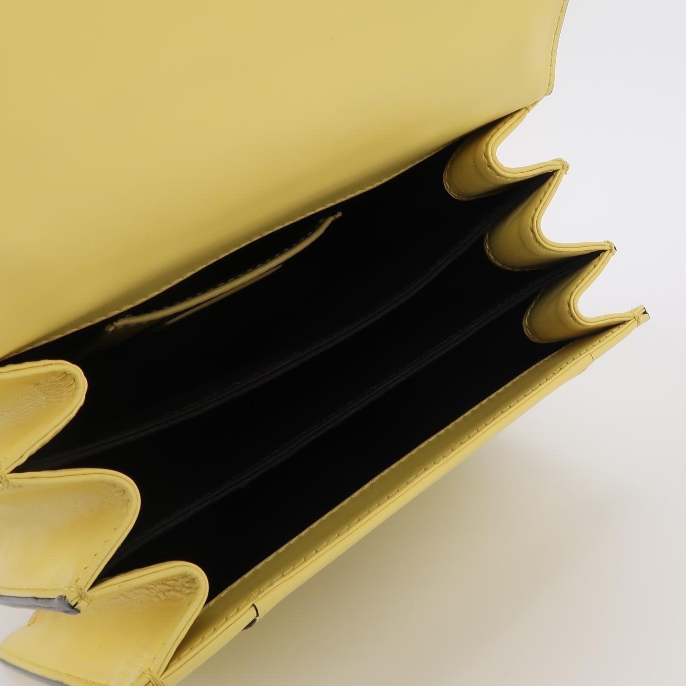 Bvlgari Serpenti Forever petit sac à bandoulière en cuir jaune à poignée supérieure en vente 1