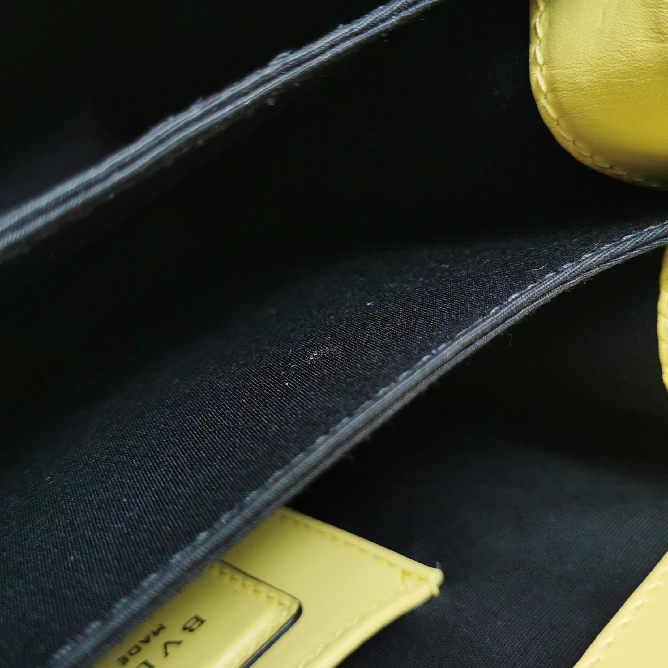 Bvlgari Serpenti Forever petit sac à bandoulière en cuir jaune à poignée supérieure en vente 2