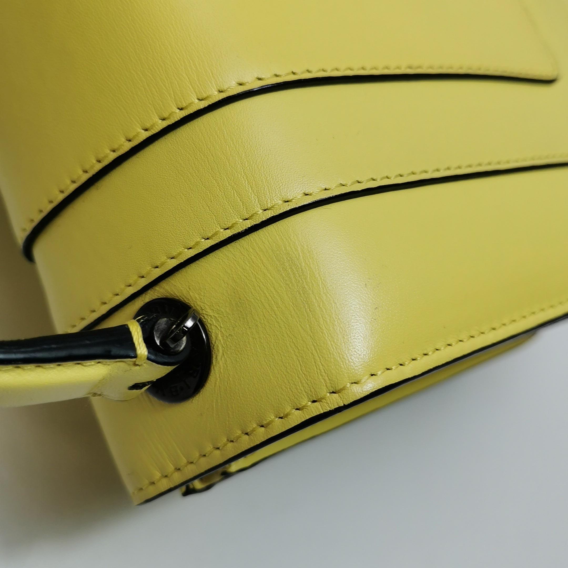 Bvlgari Serpenti Forever petit sac à bandoulière en cuir jaune à poignée supérieure en vente 4