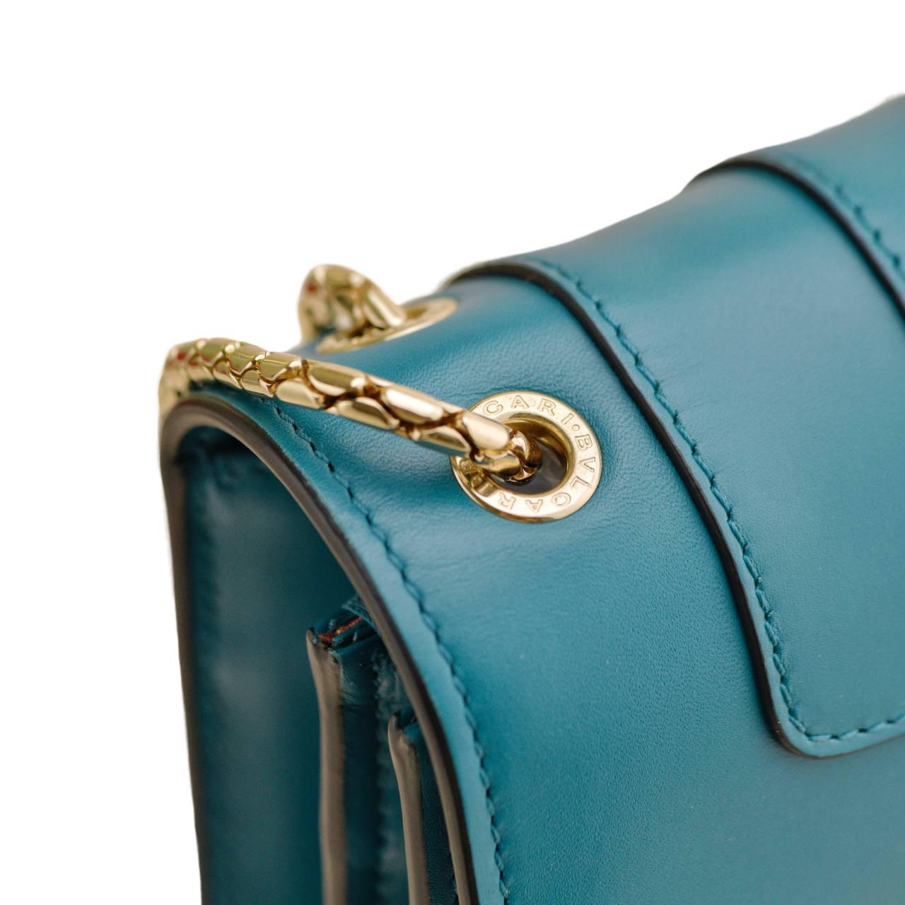 Bvlgari Serpenti Forever Sac à bandoulière moyen en cuir teal en vente 5