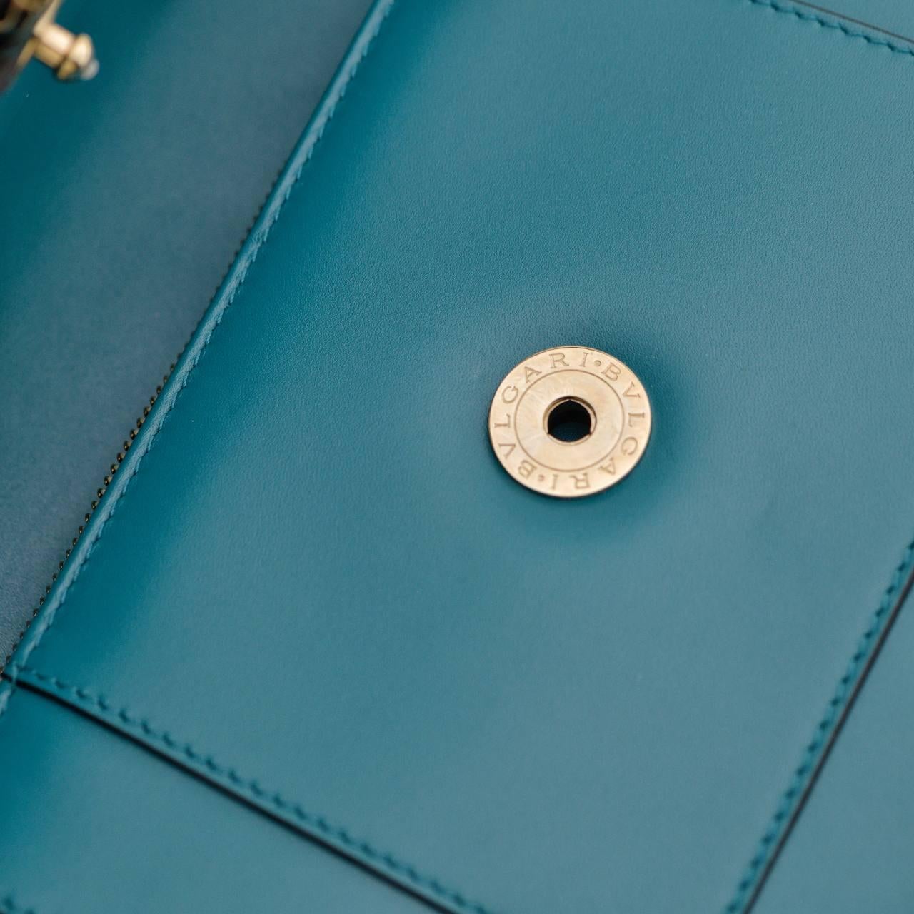 Bvlgari Serpenti Forever Sac à bandoulière moyen en cuir teal en vente 3