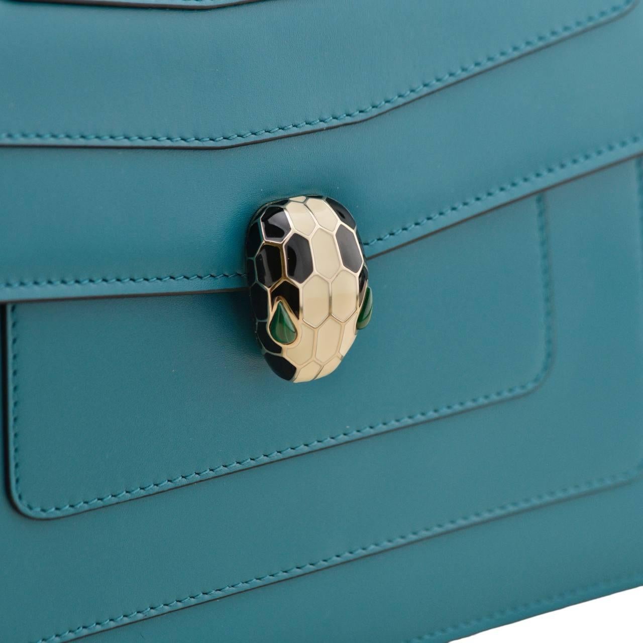 Bvlgari Serpenti Forever Sac à bandoulière moyen en cuir teal en vente 4