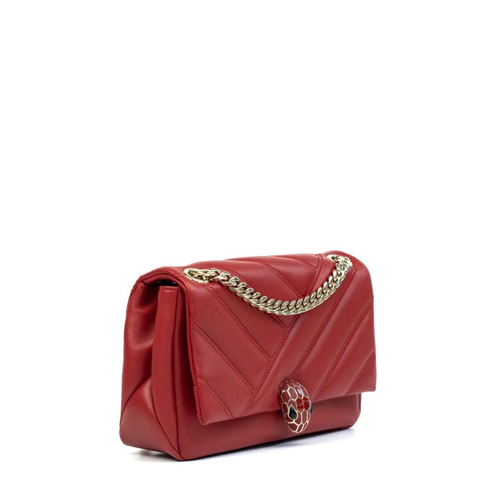 - Designer: BVLGARI
- Modell: Serpenti 
- Zustand: Sehr guter Zustand. Wenige Kratzer
- Zubehör: Echtheitskarte, Original-Staubbeutel
- Abmessungen: Breite: 21cm , Höhe: 14cm, Tiefe: 7cm , Riemen: 110cm 
- Äußeres Material: Leder
- Außenfarbe: Rot
-