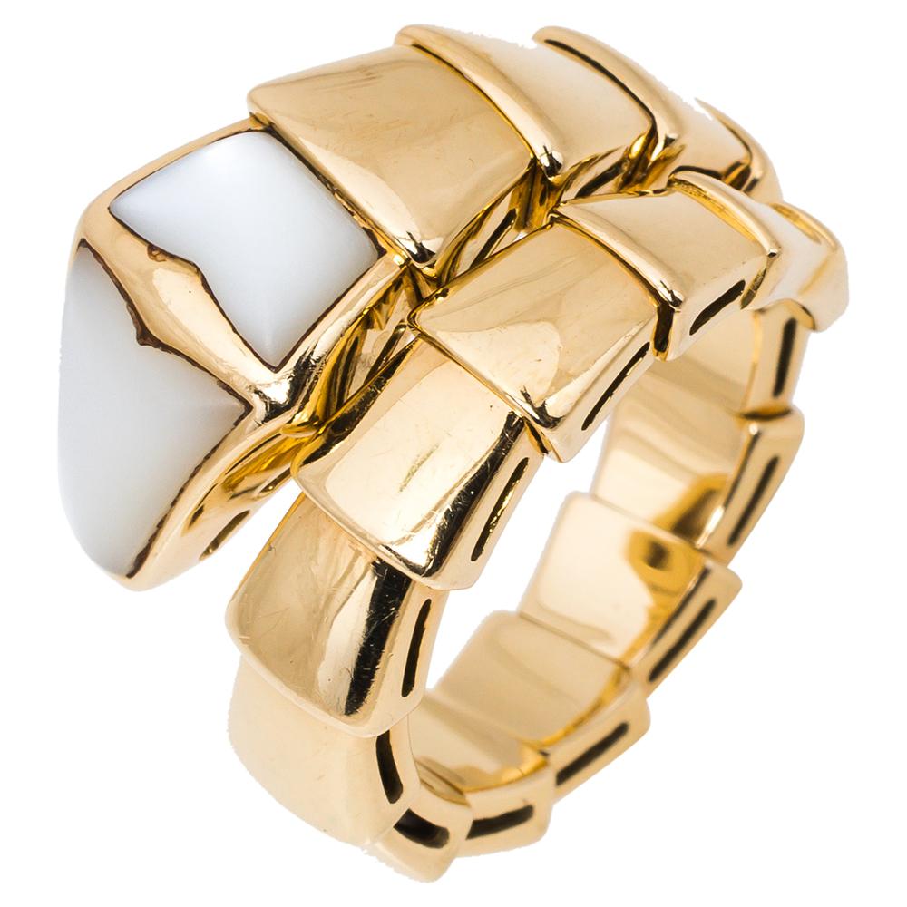Bvlgari Serpenti Mother of Pearl 18K Yellow Gold Ring Size 51 In Good Condition In Dubai, Al Qouz 2