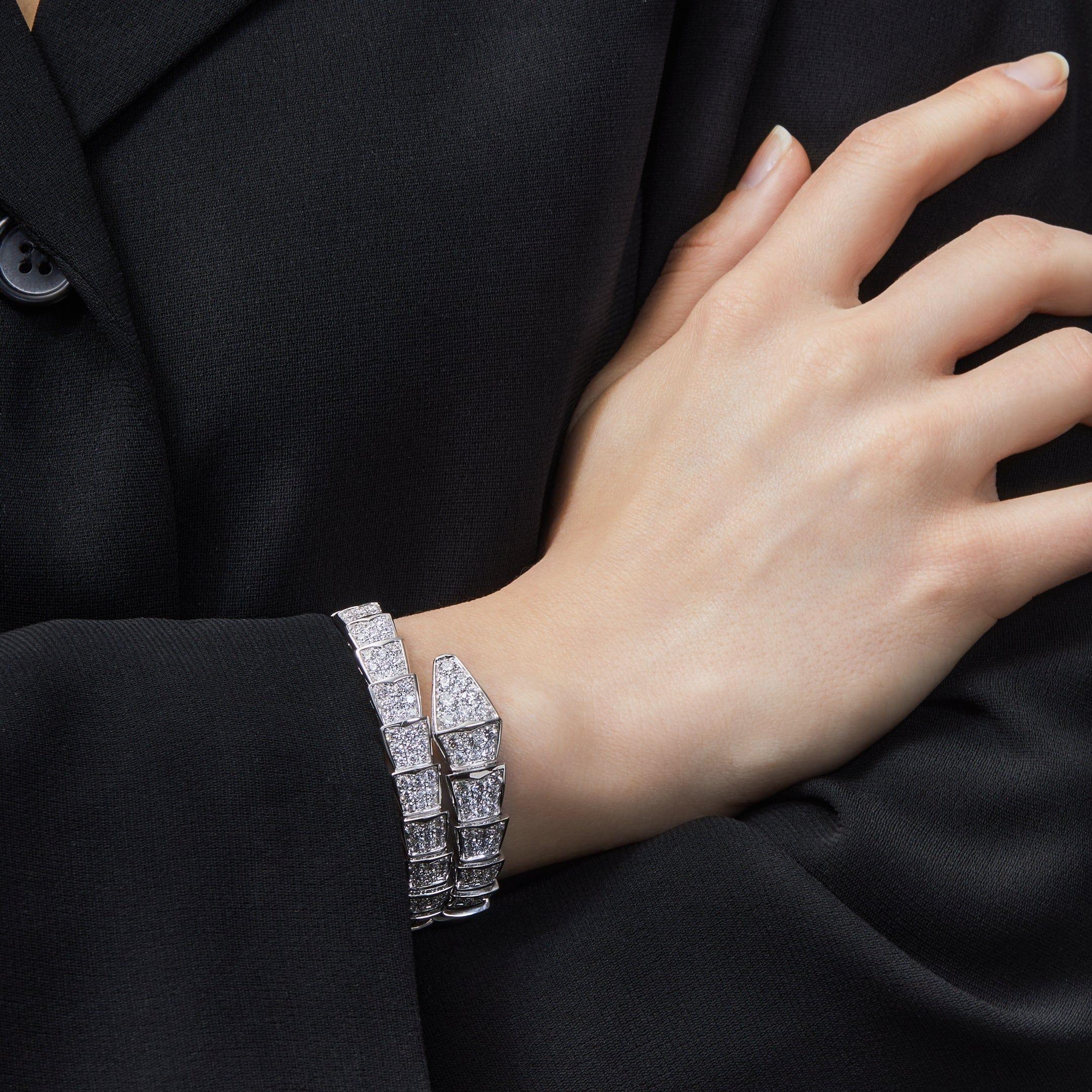 In omaggio al suo spirito animale, Bulgari cattura il potere della seduzione in questo bracciale Serpenti Viper, camuffando sensualità e tentazione con un design ipnotico. Sofisticato e affascinante, questo Jewell si avvolge intorno al polso,