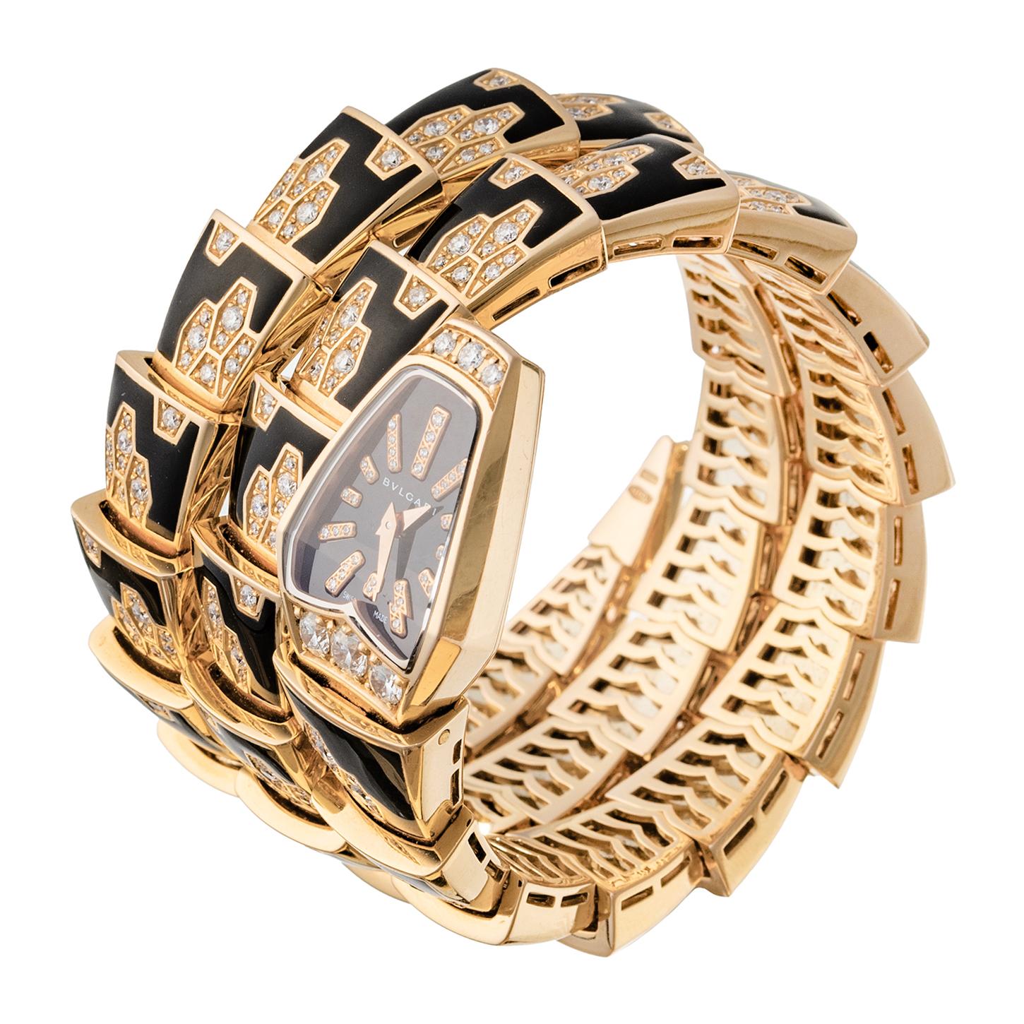 Bvlgari Serpenti Scagile Armbanduhr (ref. SPP26BGD1GBLD1.2T), mit einem Schweizer Quarzwerk, einem schwarzen Zifferblatt mit diamantbesetzten Indizes und einem 26 mm großen Gehäuse aus 18 Karat Roségold, flankiert von Brillanten, mit einem