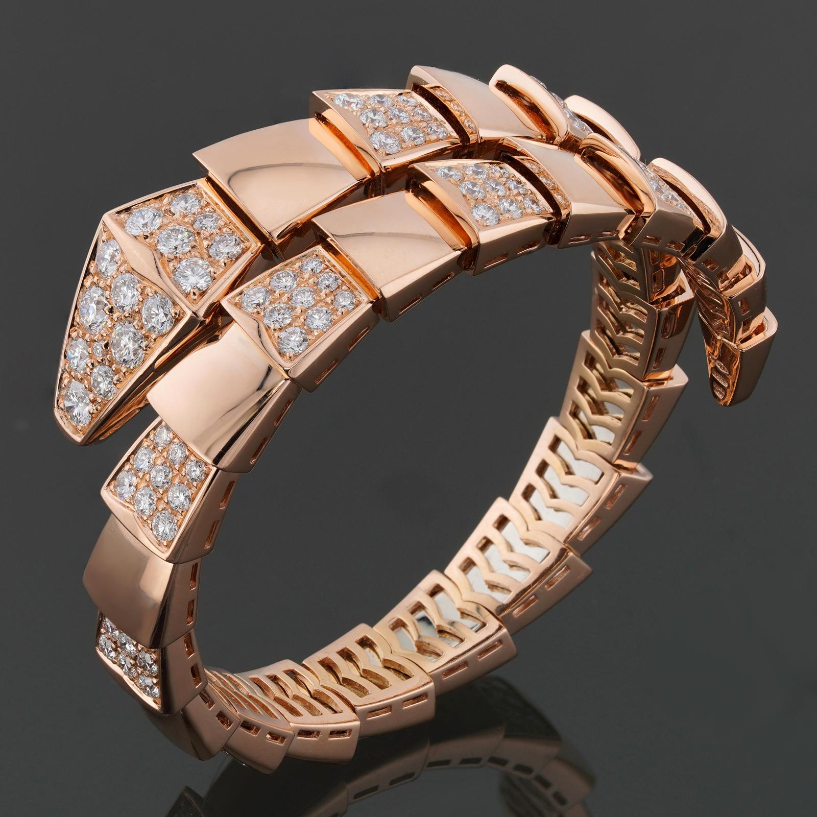Dieses fabelhafte mittelgroße Viper-Armband von Bulgari aus der klassischen Scaglie Serpenti-Kollektion ist aus 18 Karat Gold und Demi gefertigt.  besetzt mit runden Diamanten im Brillantschliff D-E-F VVS1-VVS2 von schätzungsweise 4,67 Karat.