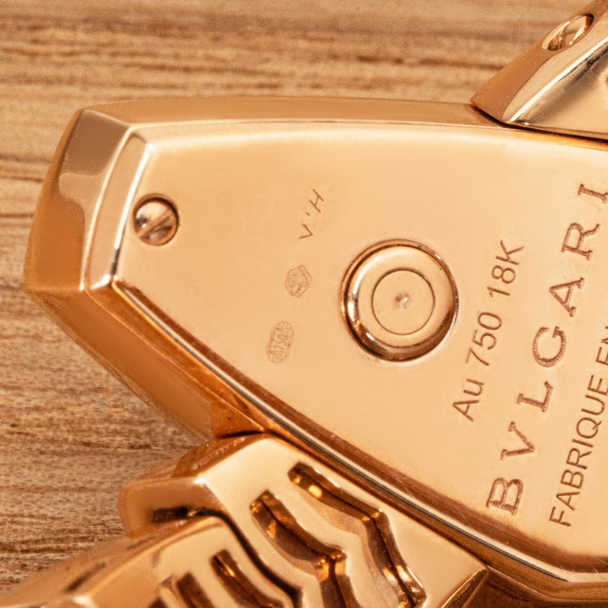 A true statement of luxury, an exquisite Bvlgari Serpenti Scaglie ref: SPP26C9GD1C9LGD1 102345 an iconic design with exceptional craftsmanship.

Powered by a precise quartz movement, this exquisite timepiece is housed in a distinctive 26mm case,