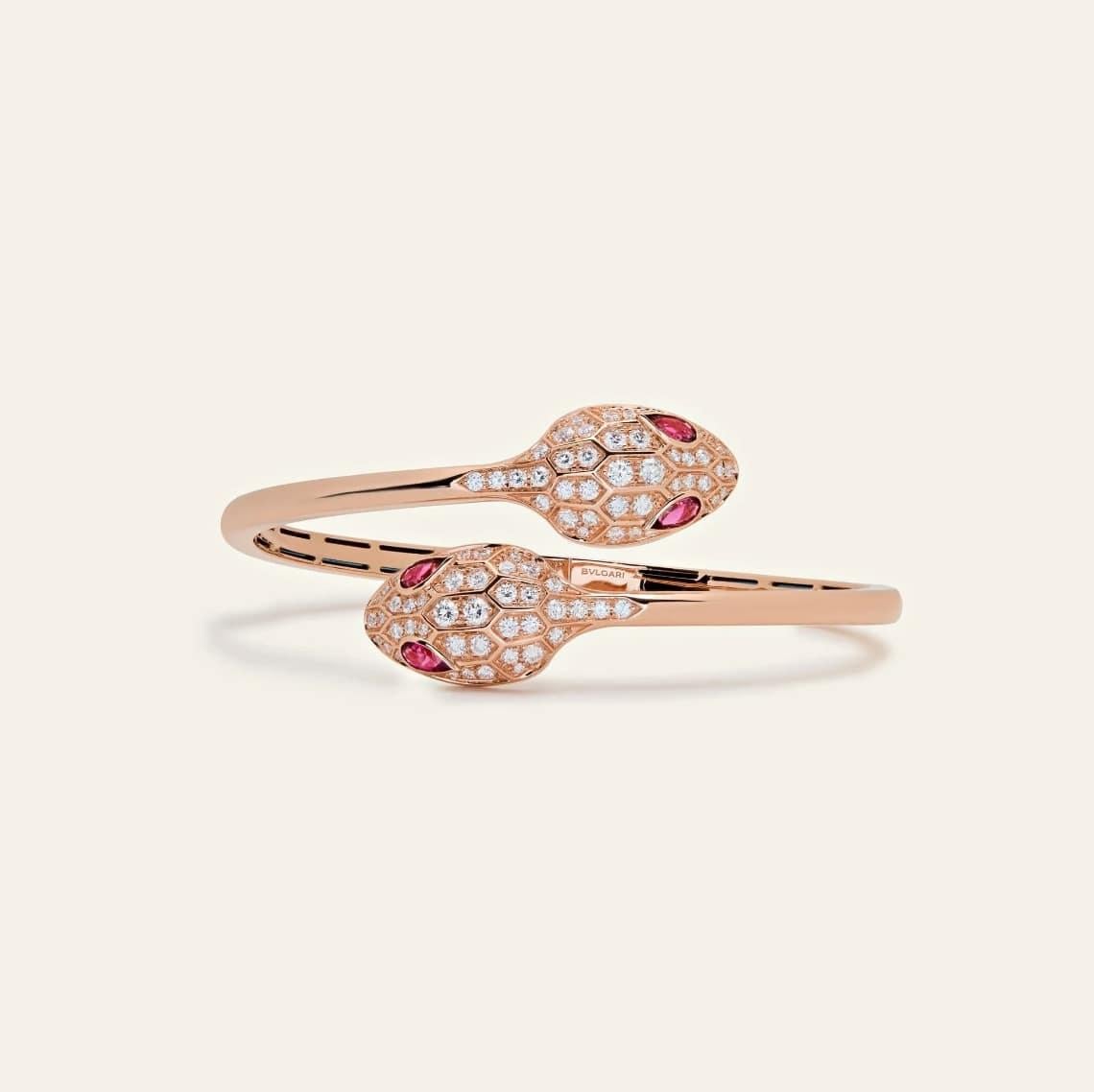 Realizzato in oro rosa 18 kt, il bracciale bangle Serpenti mostra l'iconico motivo del serpente di Bvlgari con una precisione impressionante. La testa è incastonata con 1,08 carati di pavé di diamanti, che catturano la luce a ogni movimento, mentre