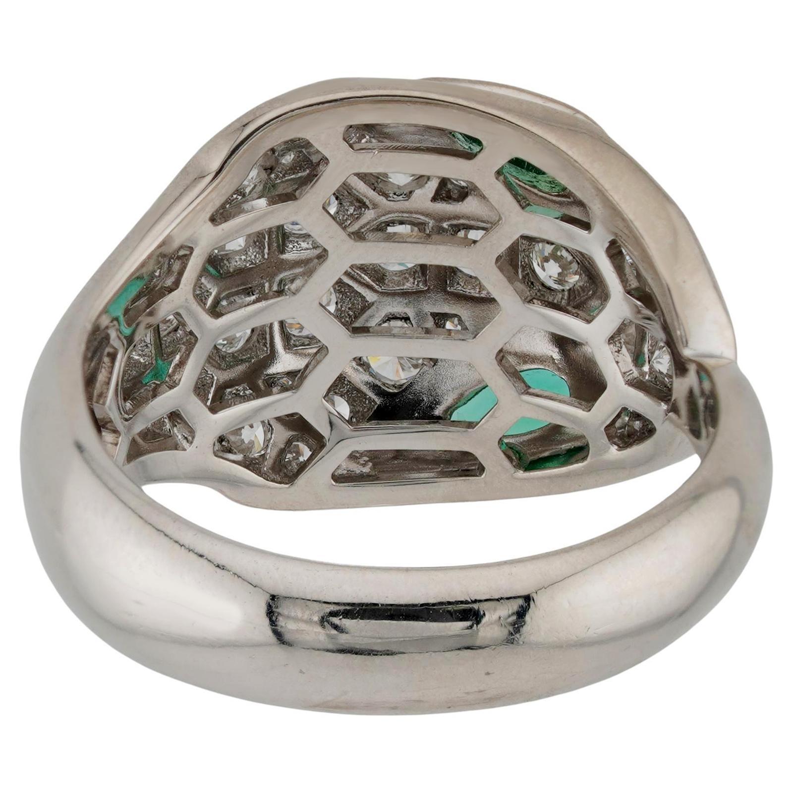 BVLGARI Serpenti Seduttori Diamond Emerald 18k White Gold Ring In Excellent Condition For Sale In New York, NY