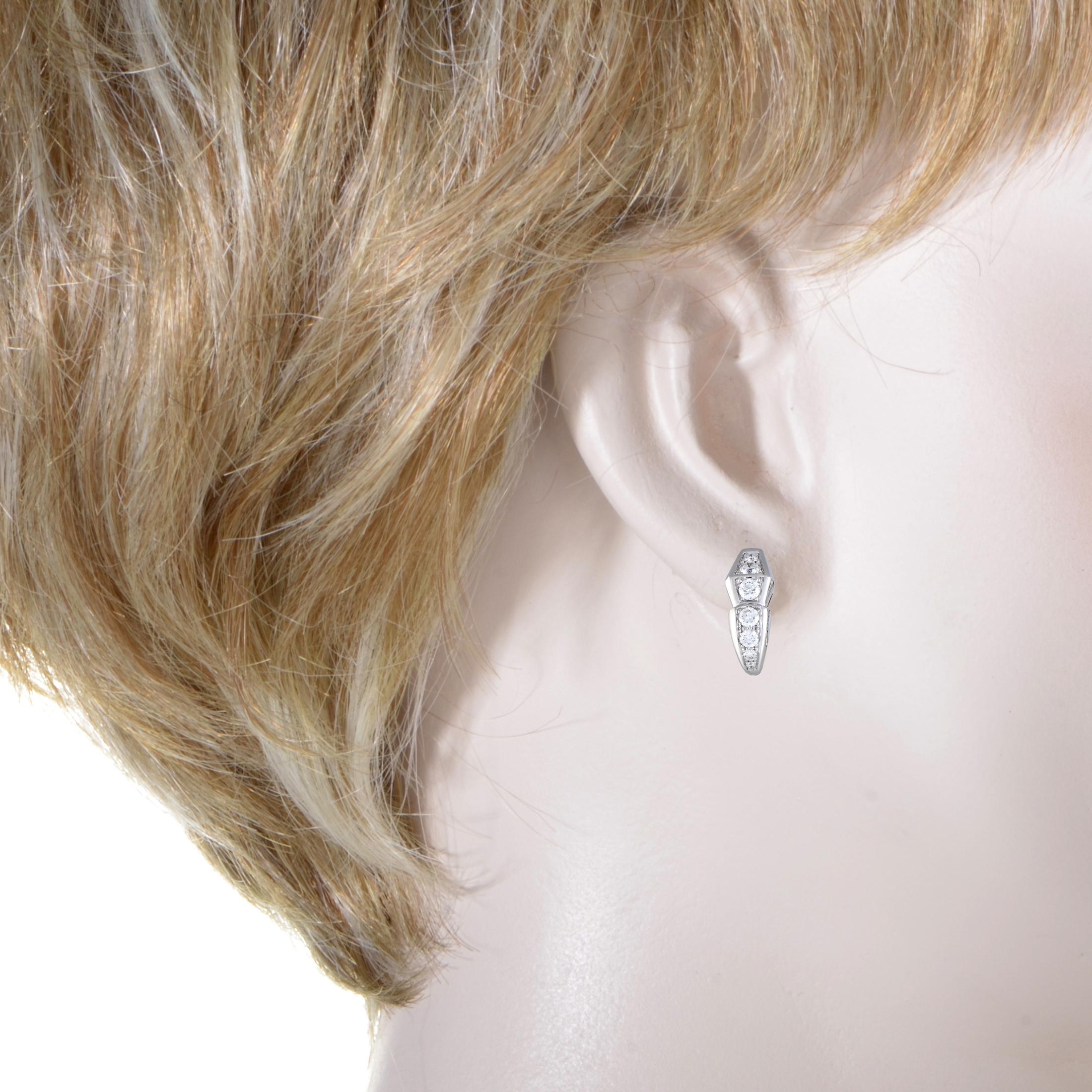Élégamment conçue en or blanc 18 carats:: cette belle paire de boucles d'oreilles de Bvlgari est sophistiquée et glamour. Les superbes boucles d'oreilles sont ornées d'un pavage étincelant de 1::28 ct de diamants qui font ressortir l'extravagance de