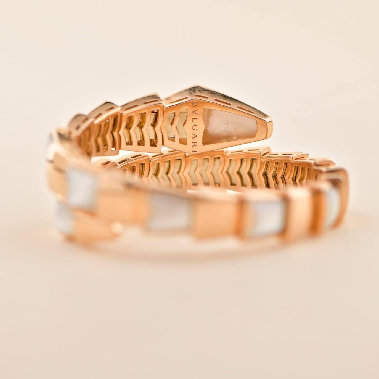 Bvlgari, bracelet serpent Serpenti en or jaune 18 carats et nacre, taille S Pour femmes en vente