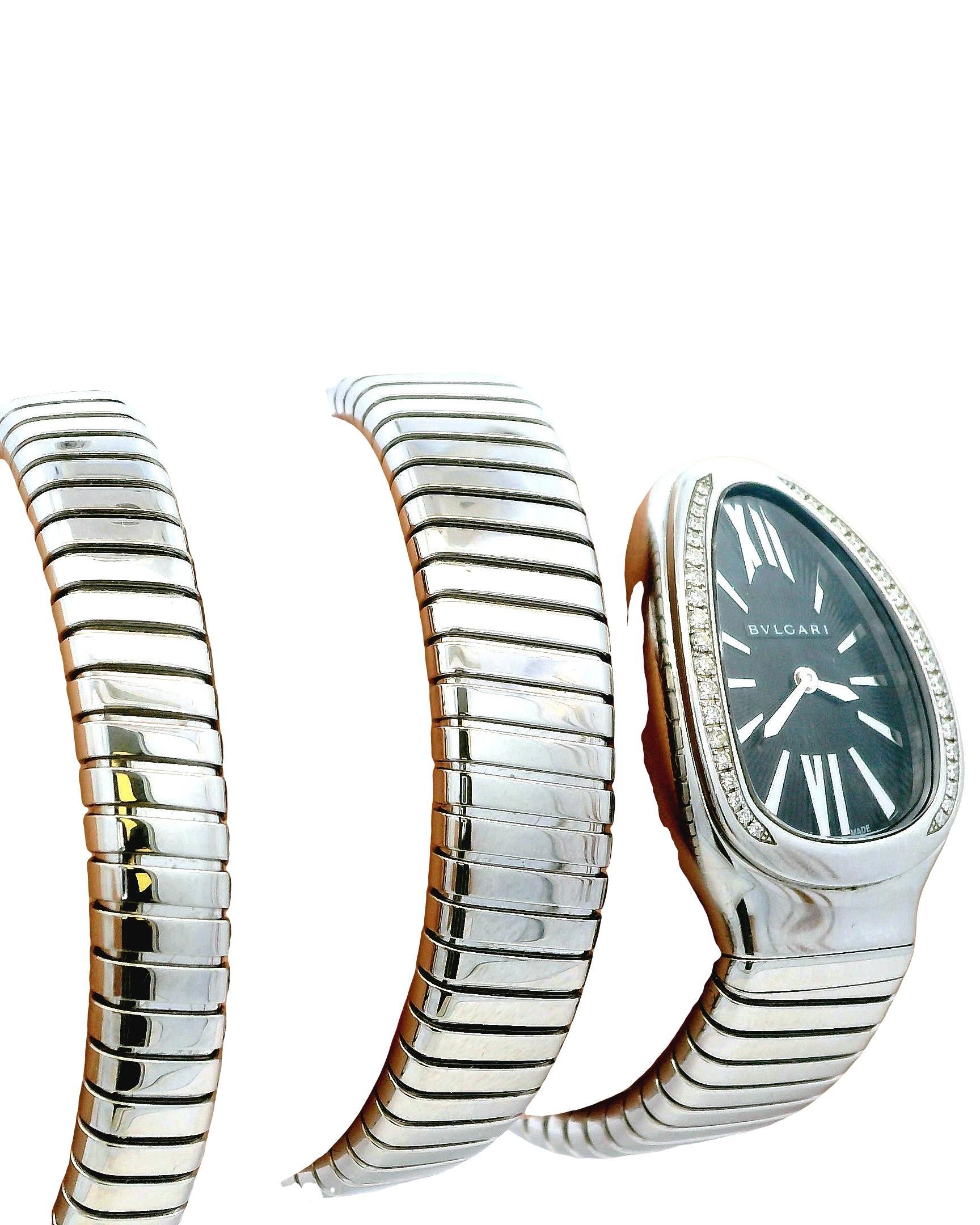 L'orologio Bvlgari Serpenti SP35S Lady ha una cassa curva da 35 mm e una lunetta in acciaio inossidabile con diamanti incastonati. Ha una corona in acciaio inossidabile ornata da una rubellite con taglio cabochon. L'orologio presenta un quadrante