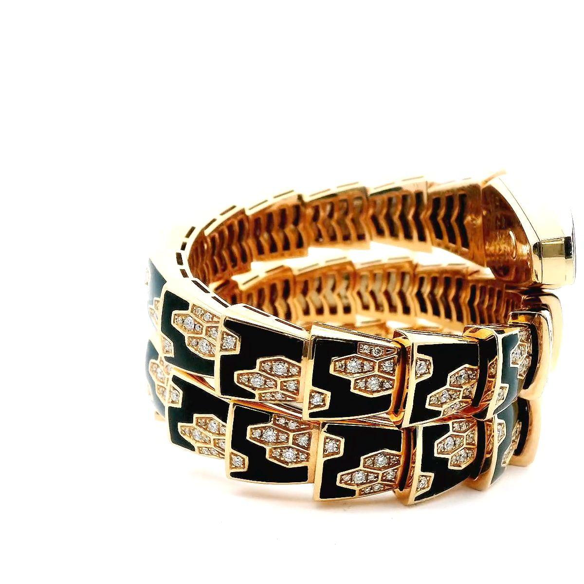 Embrassez le luxe avec cette montre Bvlgari en or rose 18 carats et métaux mixtes, ornée de 4,12 carats de diamants étincelants.

Le cadran noir élégant de la montre est complété par un bracelet au design géométrique unique, ce qui en fait un