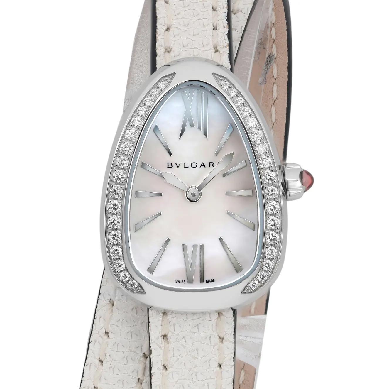 Es ist ein neues altes Lager Uhr. 2020 Karte. Schachtel und Papiere. Er wird mit einem zusätzlichen roten Armband geliefert.

Produktübersicht
Marke: Bvlgari

Modellname: Serpenti

Modellnummer: 102781SPS27WSDL

Typ: Armbanduhr

Stil: