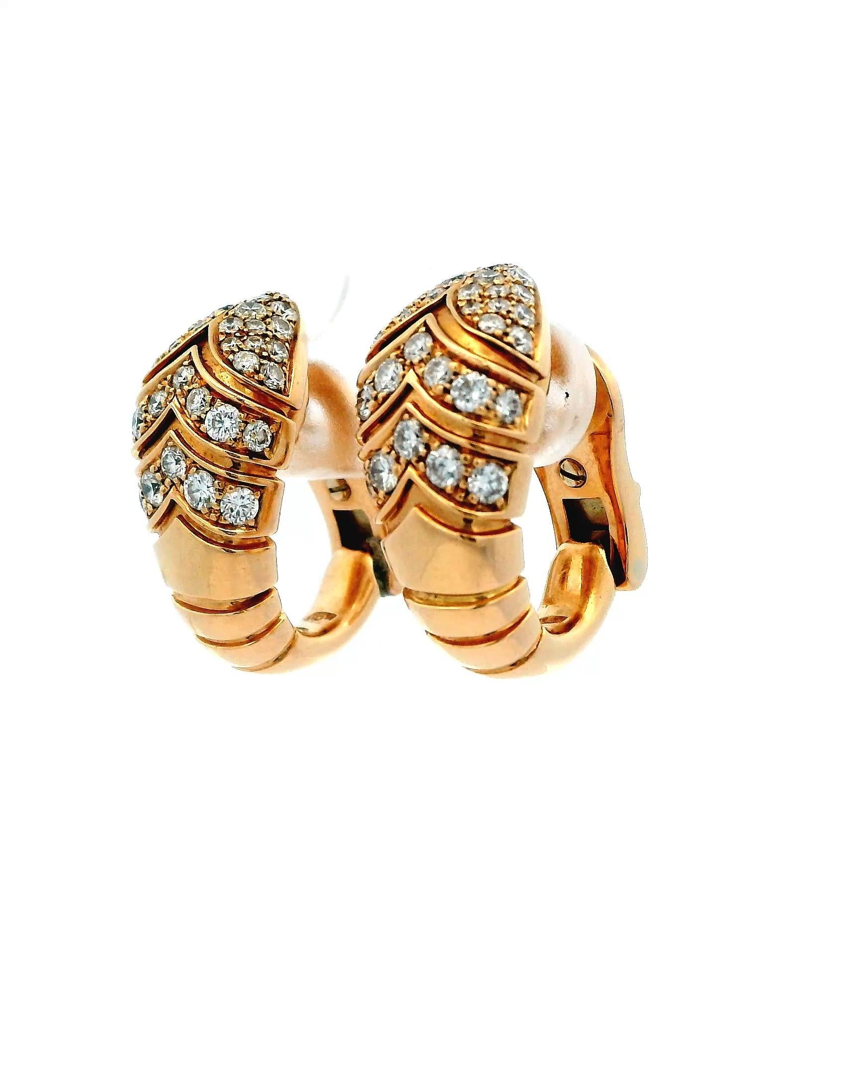 Elégantes boucles d'oreilles Bvlgari en or rose 18 carats et diamants. Réalisées en or rose 18 carats, ces boucles d'oreilles exquises sont ornées d'une étonnante rangée de diamants blancs. Le design complexe présente des motifs chevron superposés