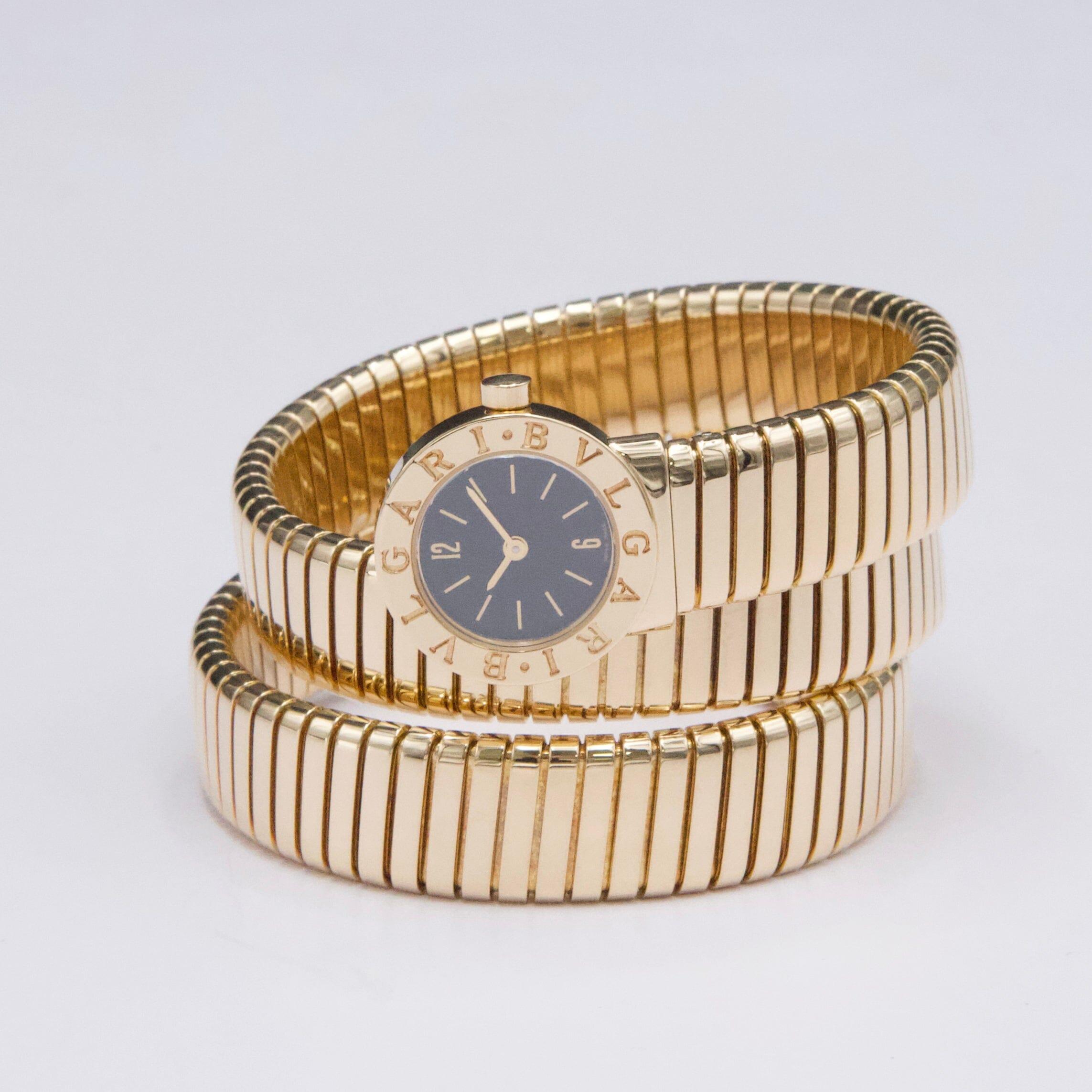Orologio da donna Bvlgari Serpenti Tubogas BB 19 1T. Cassa in oro giallo 18 carati da 19 mm e lunetta in oro giallo 18 carati. Quadrante nero con lancette e numeri arabi in oro e indici in oro. Bracciale a serpente in oro giallo 18 carati. Questo