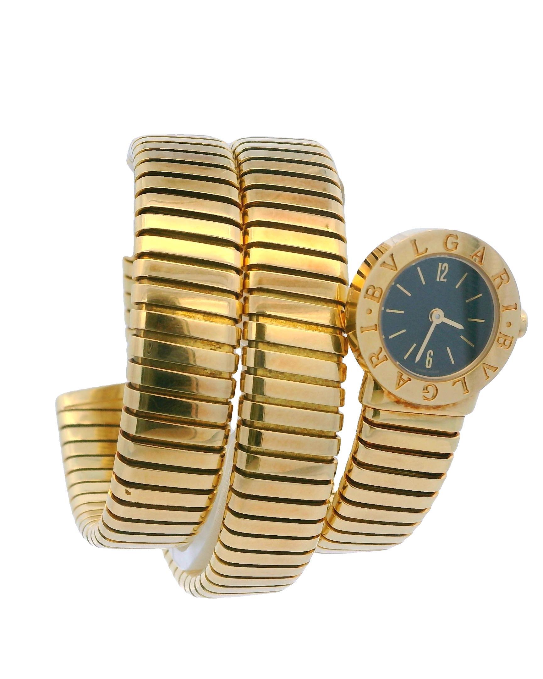 Die Bvlgari Serpenti Tubogas BB 19 1T Damenuhr ist ein luxuriöser und eleganter Zeitmesser mit einem 19 mm großen Gehäuse und einer Lünette aus 18 Karat Gelbgold. Das markante schwarze Zifferblatt ist mit goldenen Zeigern und arabischen Ziffern