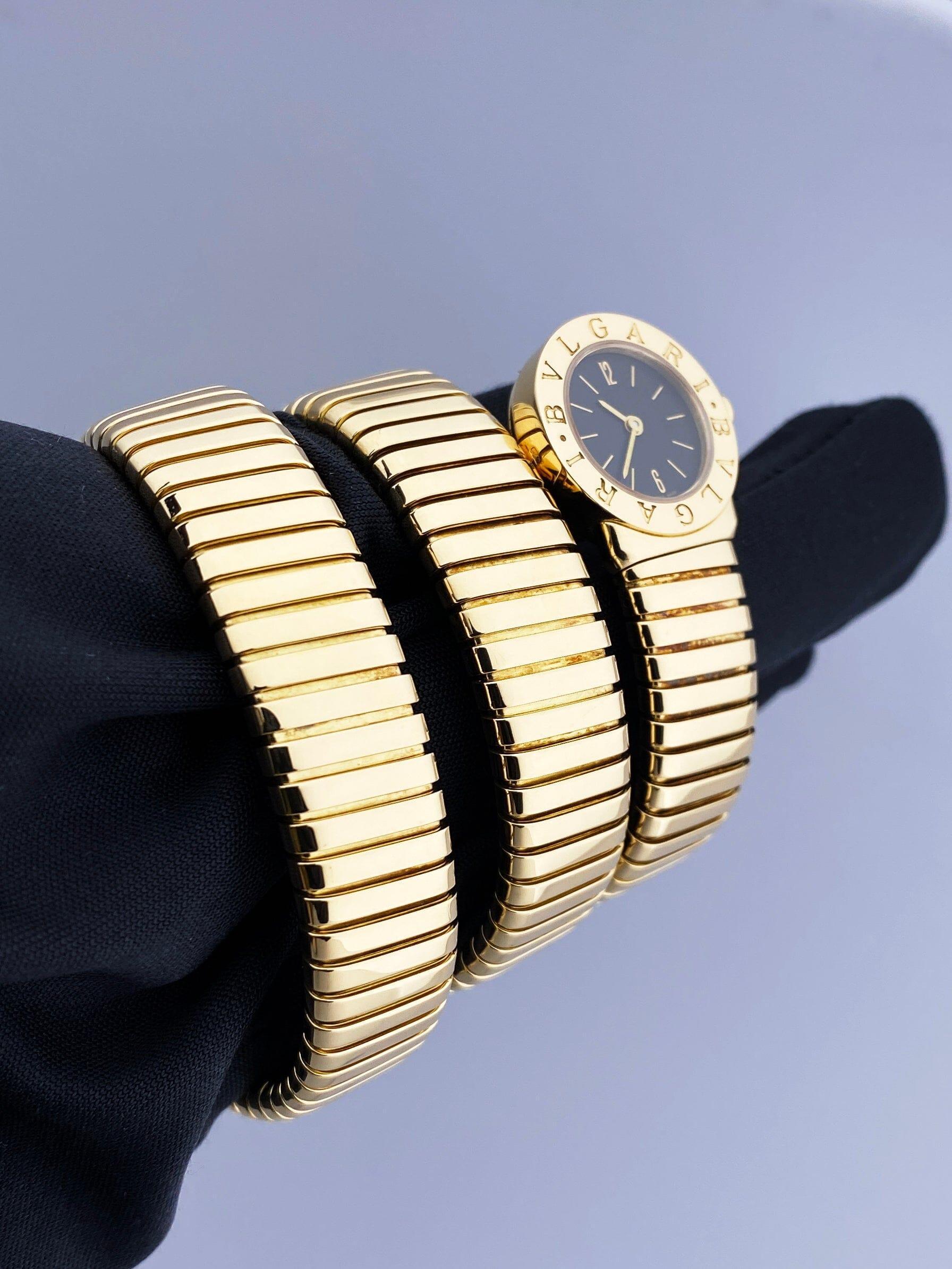 L'orologio da donna Bvlgari Serpenti Tubogas BB 19 1T è un accessorio elegante e lussuoso che incarna il design iconico della collezione Serpenti. Presenta una cassa da 19 mm in oro giallo 18 carati, completata da una lunetta in oro giallo 18 carati