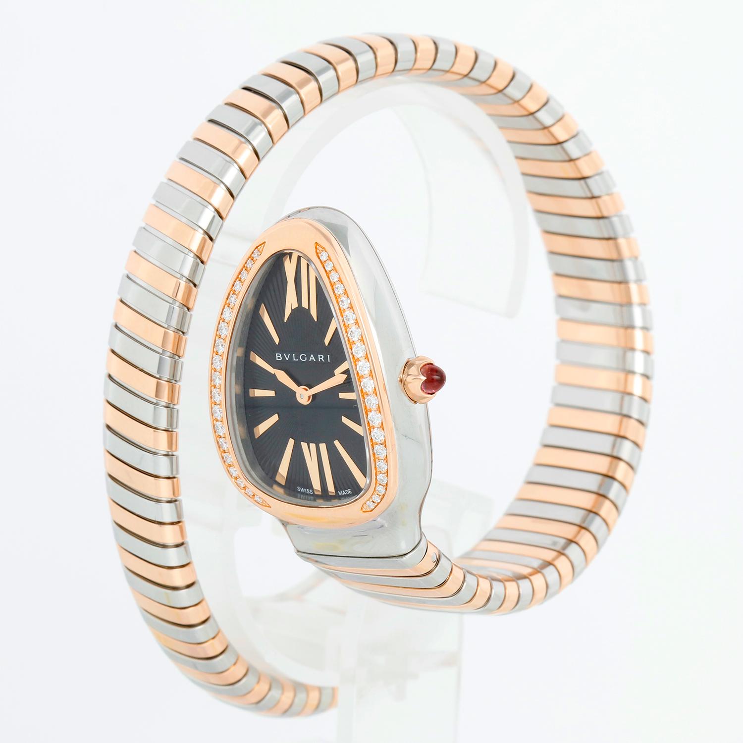 Bvlgari Serpenti Tubogas Orologio da donna bicolore con diamanti Ref 102098 - Quarzo. Acciaio inossidabile e oro rosa 18 carati con lunetta di diamanti (35 mm) 38 diamanti tondi brillanti. Peso in carati .30. Quadrante nero con numeri romani e